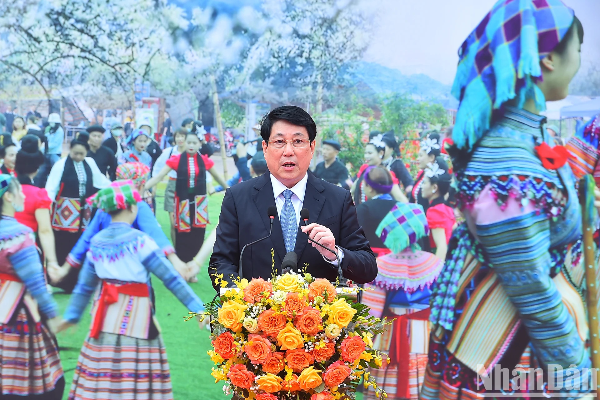 国家主席梁强发表讲话。 国家主席梁强发表讲话。