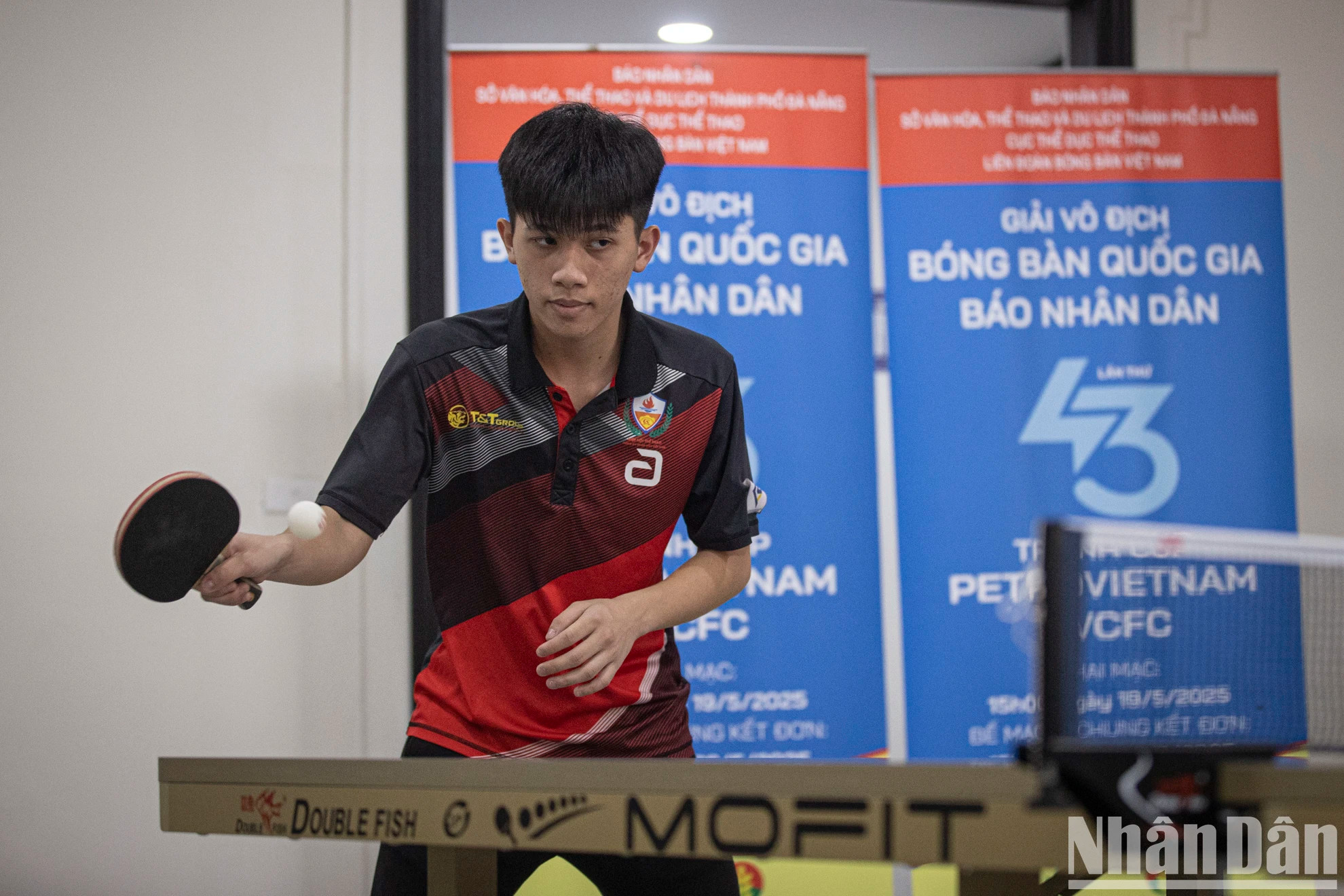 运动员体验新乒乓球台。