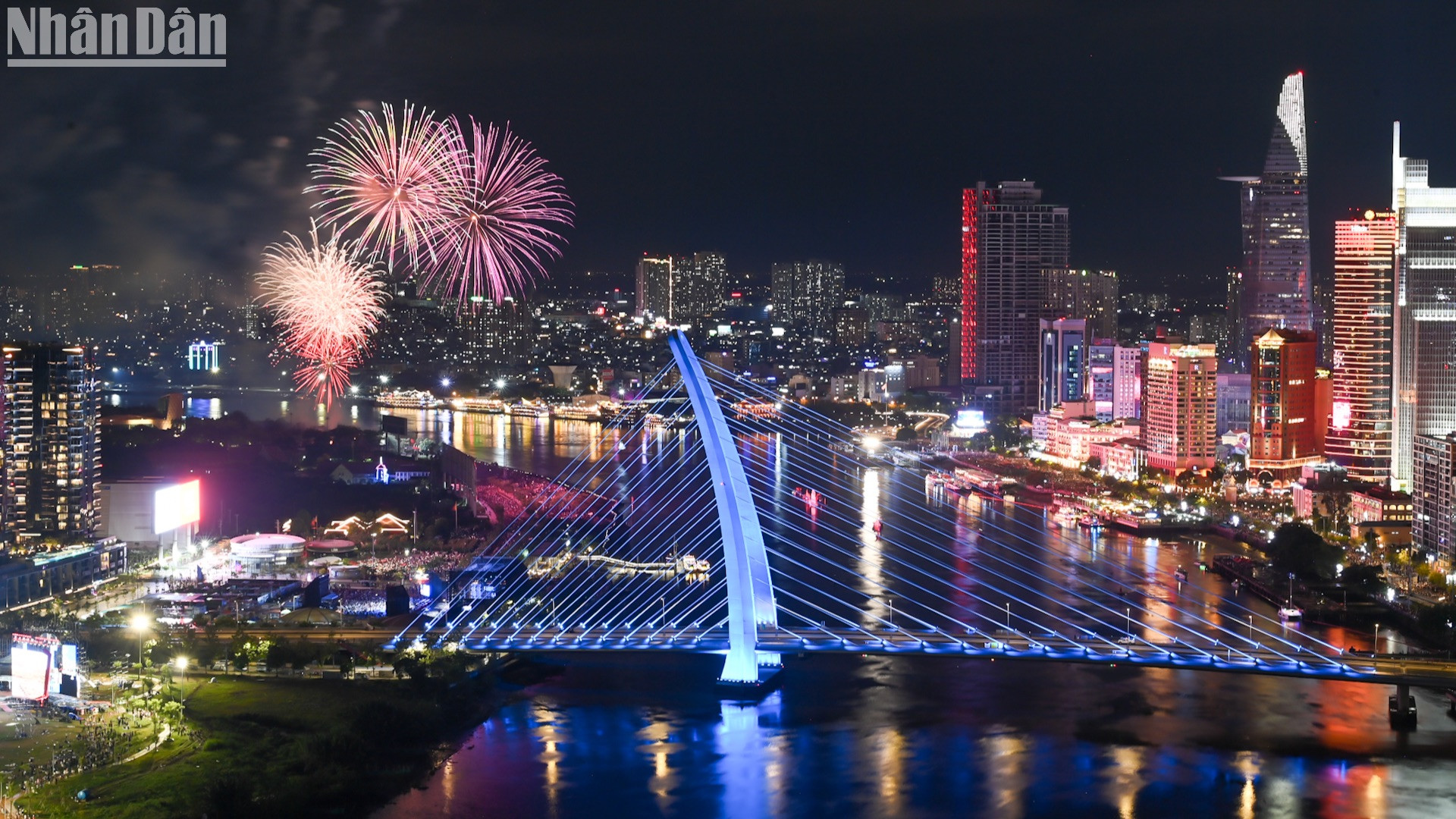 烟花照亮西贡河 庆祝国家统一50周年【组图】