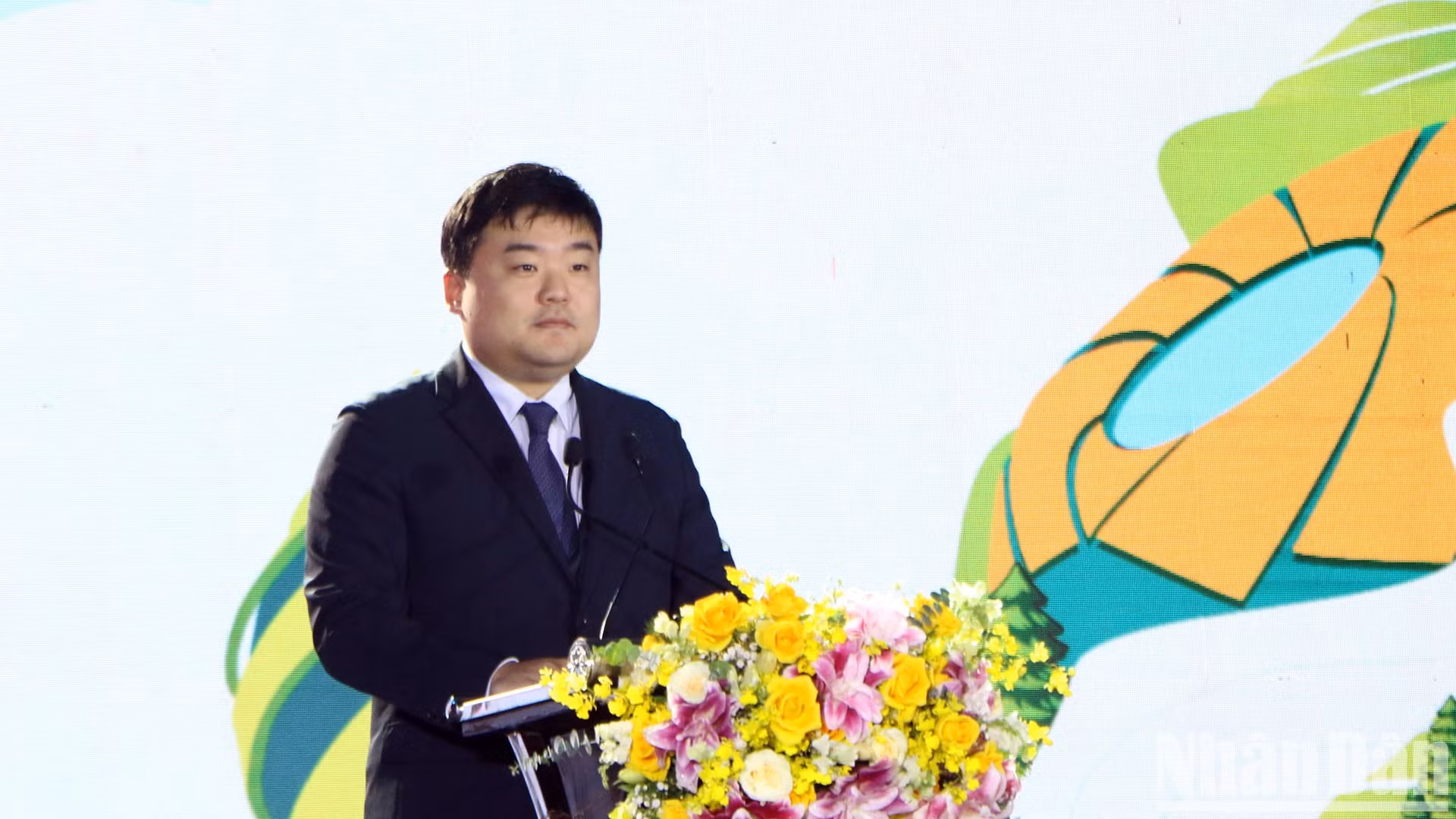 越南韩国文化中心经理崔胜镇在活动上发表讲话。