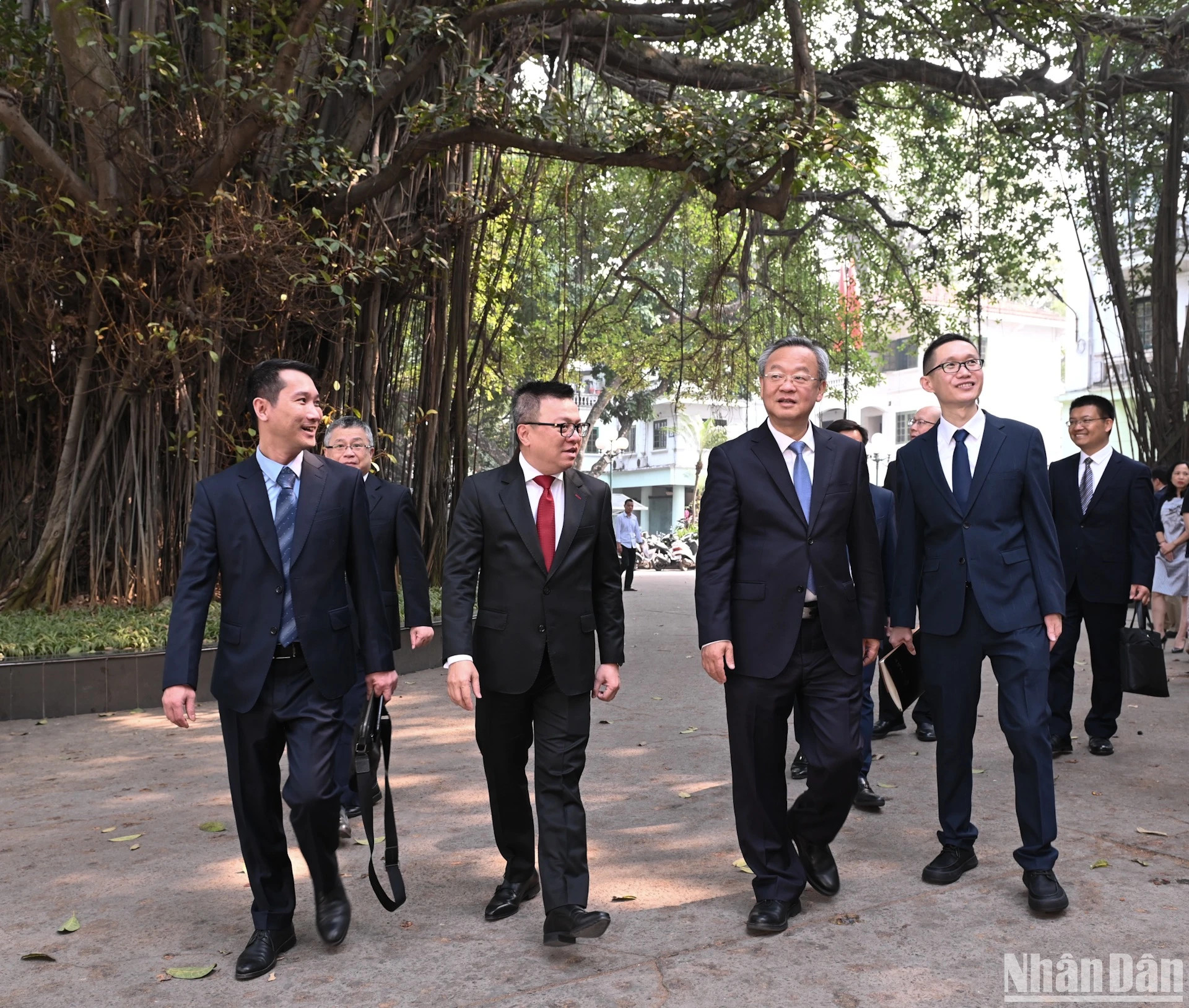 双方代表参观《人民报》社总部园区。 双方代表参观《人民报》社总部园区。