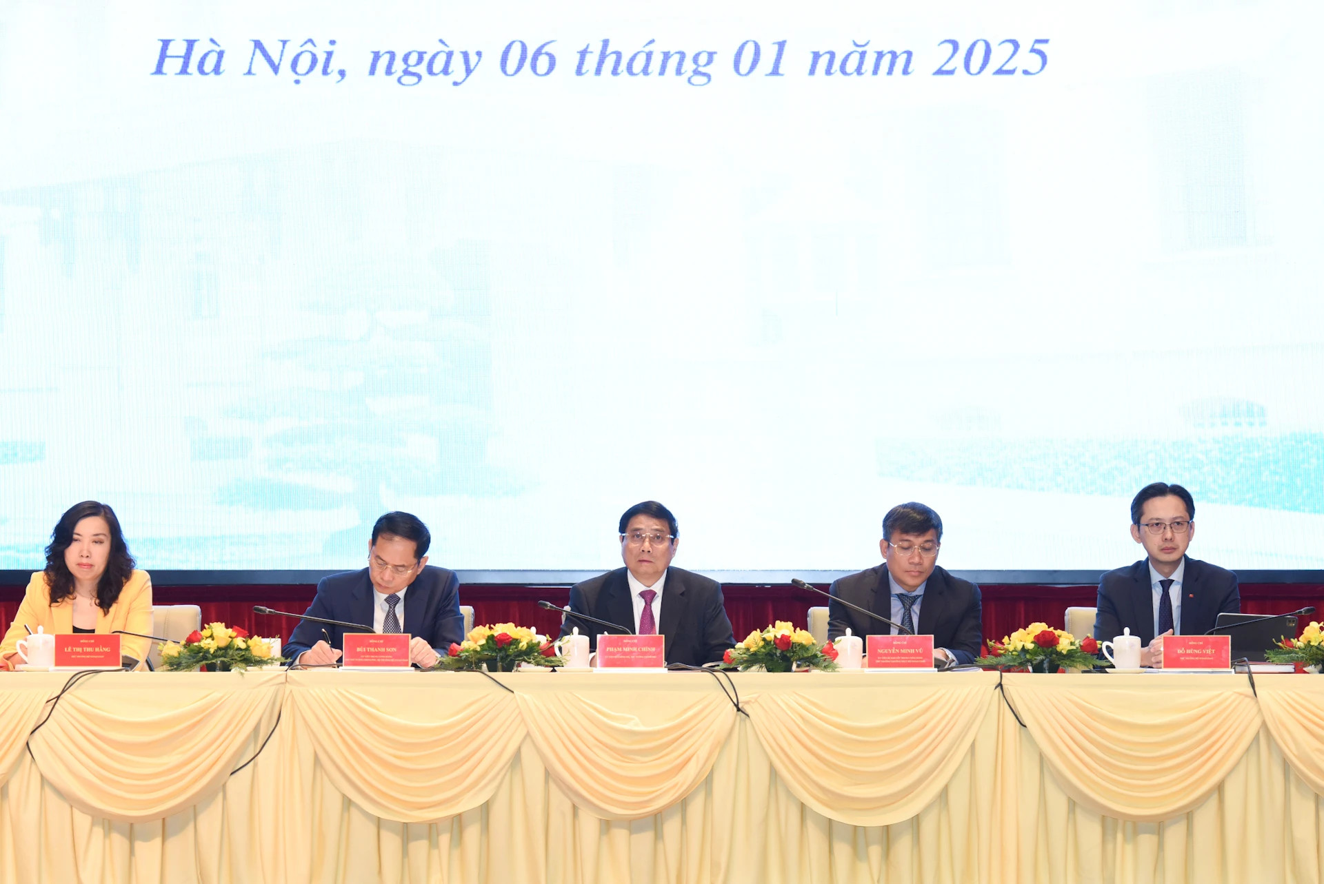 政府总理范明正与外交部领导人主持召开外交部门2024年工作总结暨2025年任务部署会议。