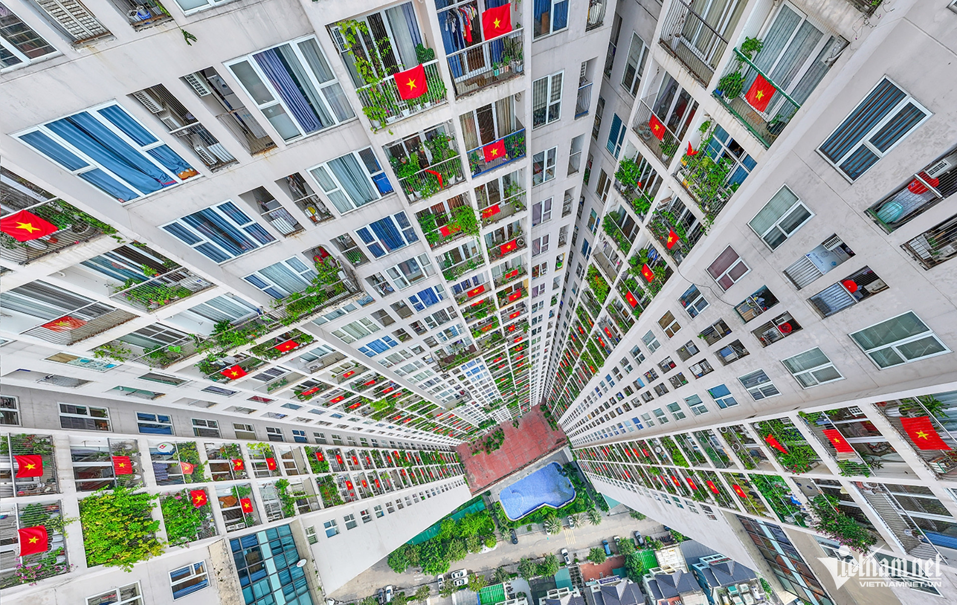 河内市怀德县安庆乡 Gemek Tower 2 的许多居民悬挂旗帜庆祝国庆节。（武明军 摄）