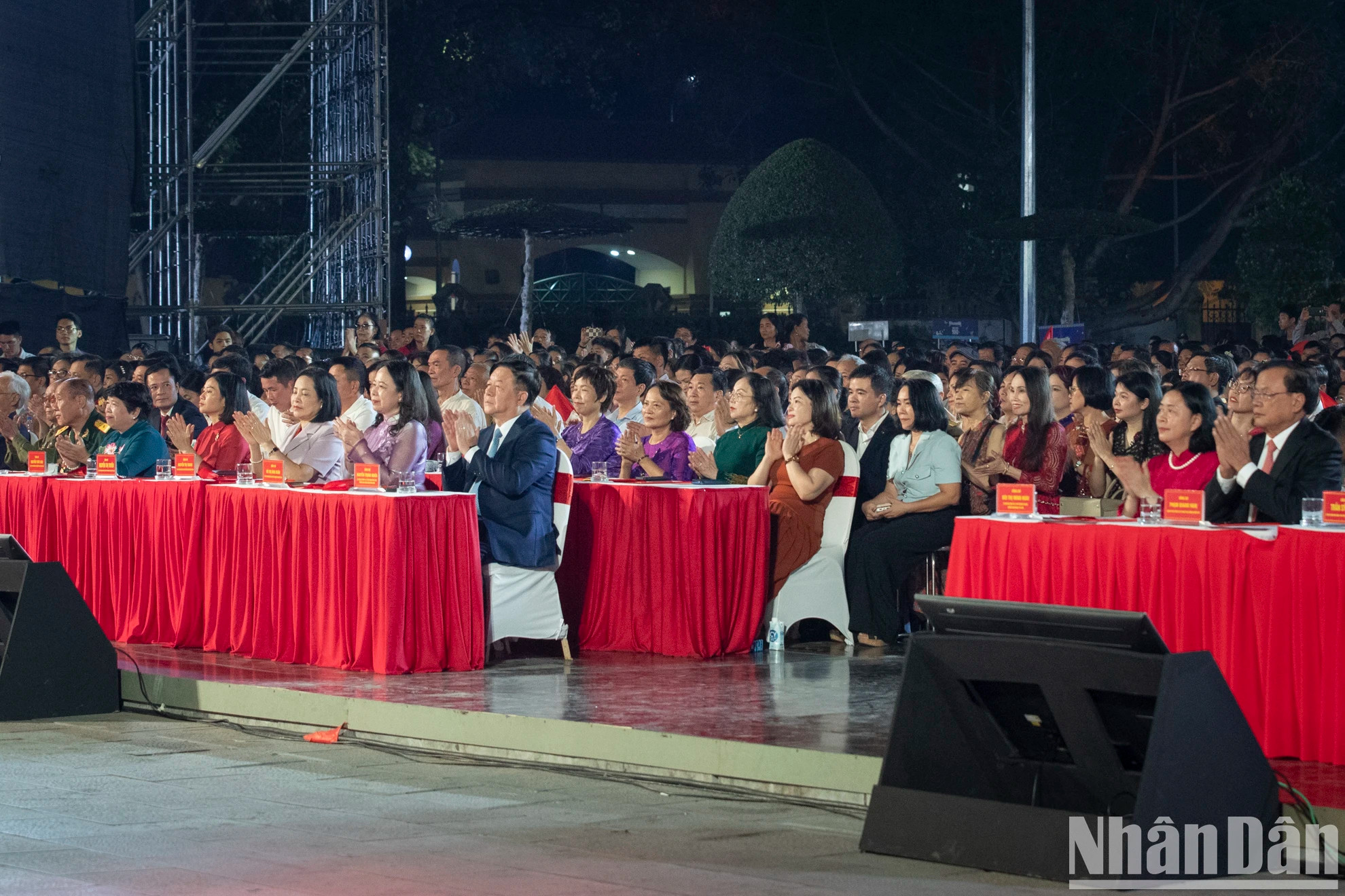 越共中央政治局委员、中央书记处书记、中央宣教部部长阮重义,越共中央政治局委员、河内市委书记、河内市国会代表团团长裴氏明怀,前越共中央政治局委员、前河内市委书记范光毅,越共中央委员、国家副主席武氏映春,越共中央委员、国会副主席阮氏青,越共中央委员、河内市委常务副书记阮氏线,越共中央委员、河内市人委会主席陈士青和党、国家、河内市领导以及历史目睹者、各阶层人民出席活动。 越共中央政治局委员、中央书记处书记、中央宣教部部长阮重义,越共中央政治局委员、河内市委书记、河内市国会代表团团长裴氏明怀,前越共中央政治局委员、前河内市委书记范光毅,越共中央委员、国家副主席武氏映春,越共中央委员、国会副主席阮氏青,越共中央委员、河内市委常务副书记阮氏线,越共中央委员、河内市人委会主席陈士青和党、国家、河内市领导以及历史目睹者、各阶层人民出席活动。