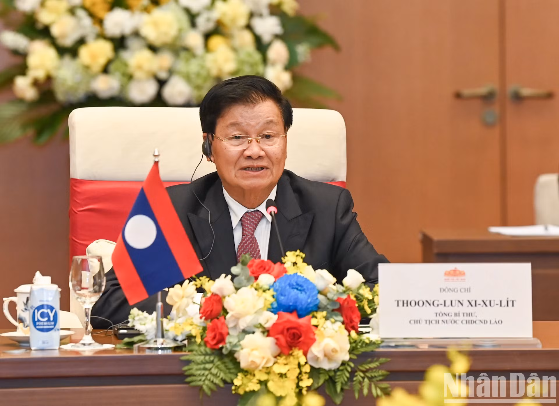 老挝人民革命党中央总书记、国家主席通伦·西苏里在会见中发表讲话。