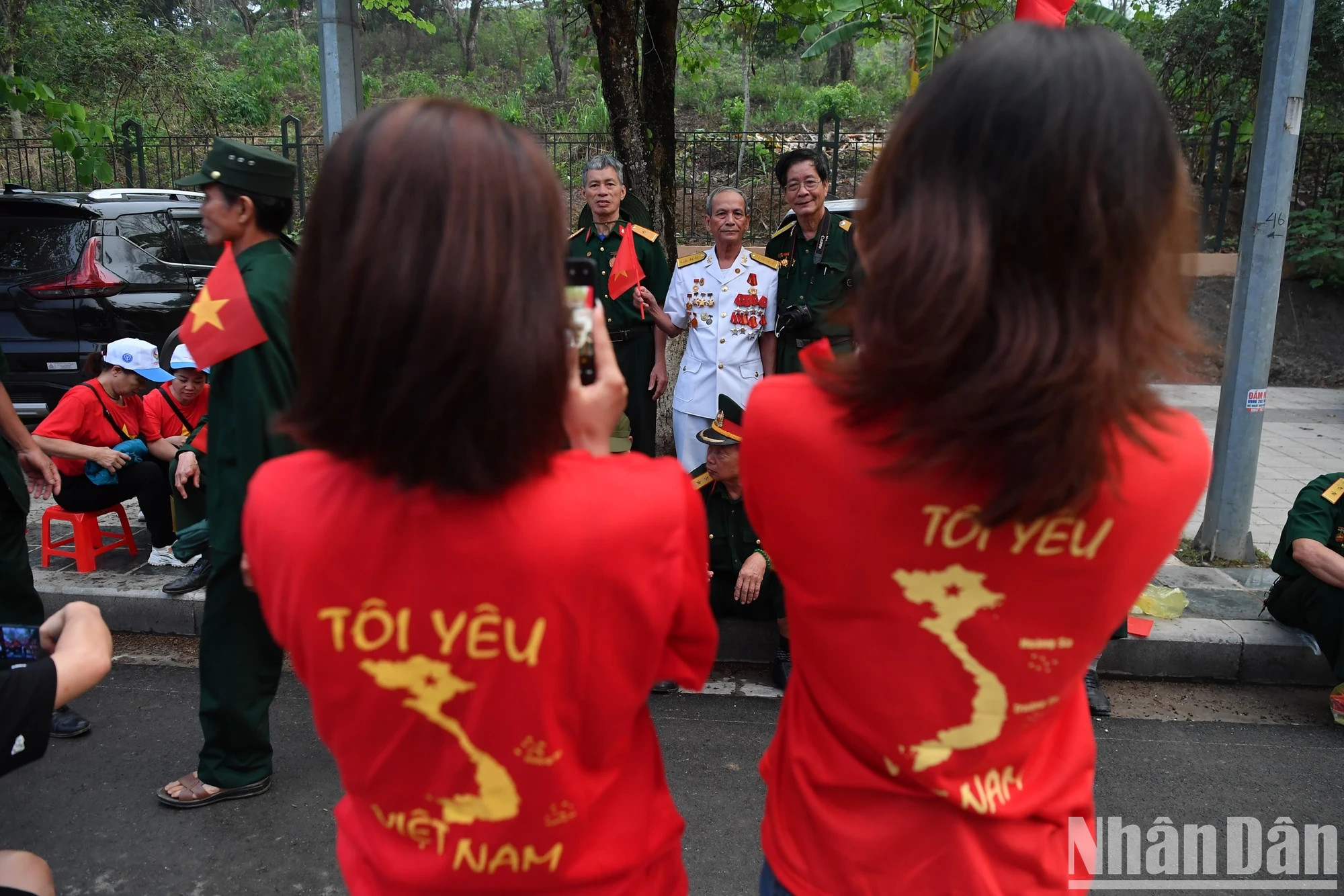 年轻人穿着金星红旗的衣服,背后印有国家地图,写着“我爱越南”,展现民族自豪感。 年轻人穿着金星红旗的衣服,背后印有国家地图,写着“我爱越南”,展现民族自豪感。