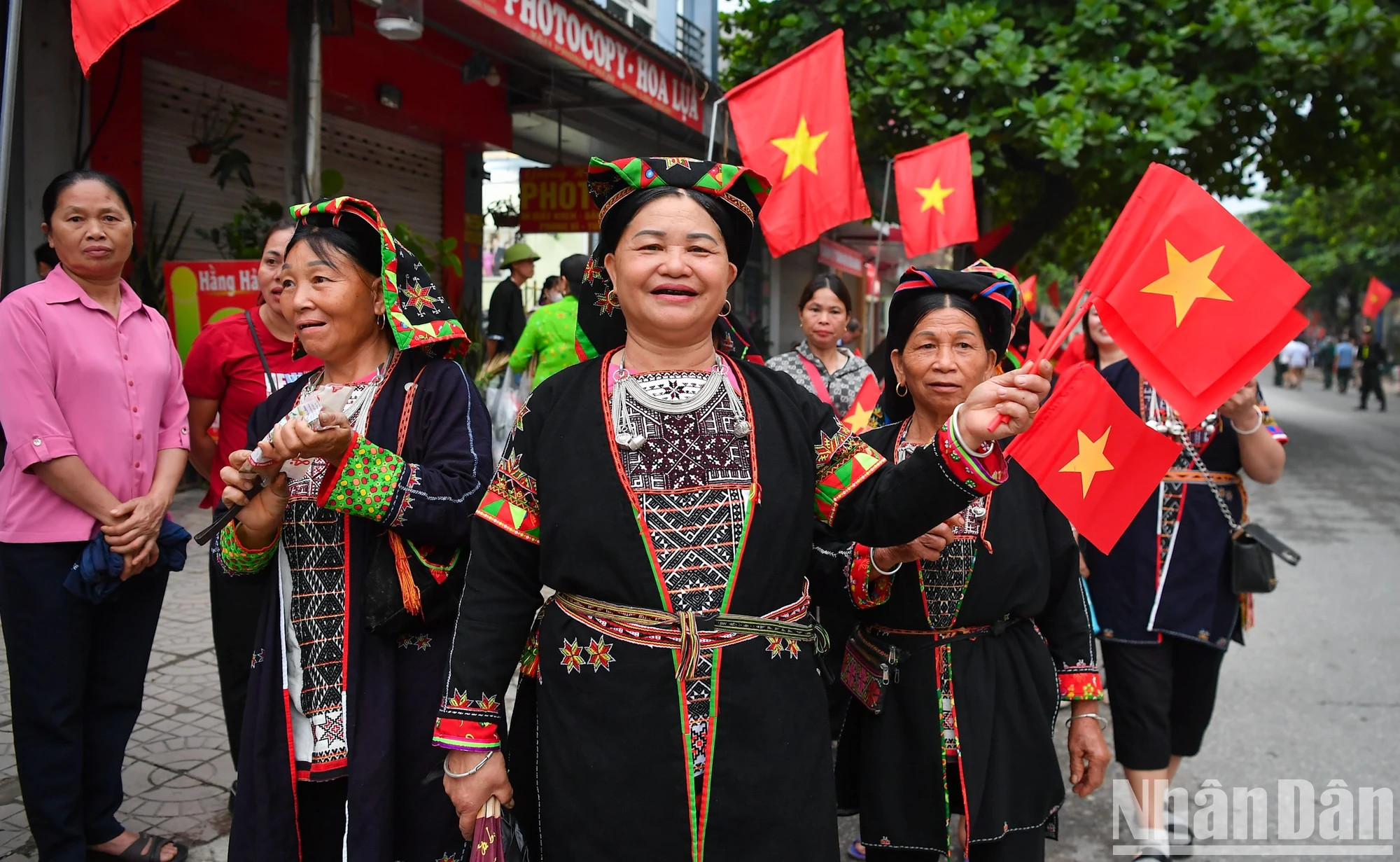 奠边省人民脸上洋溢着喜悦。 奠边省人民脸上洋溢着喜悦。