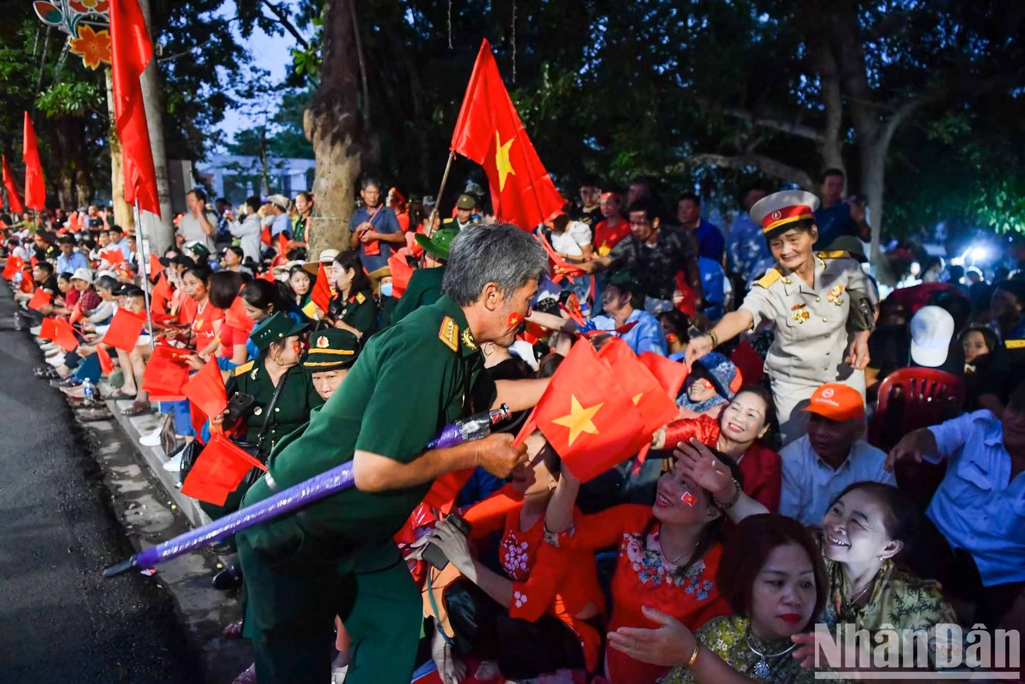 这位来自河内的老战士希望为这个重大日子贡献自己的一份力量，他彻夜未眠，准备了数百面国旗分发给等待的人群。