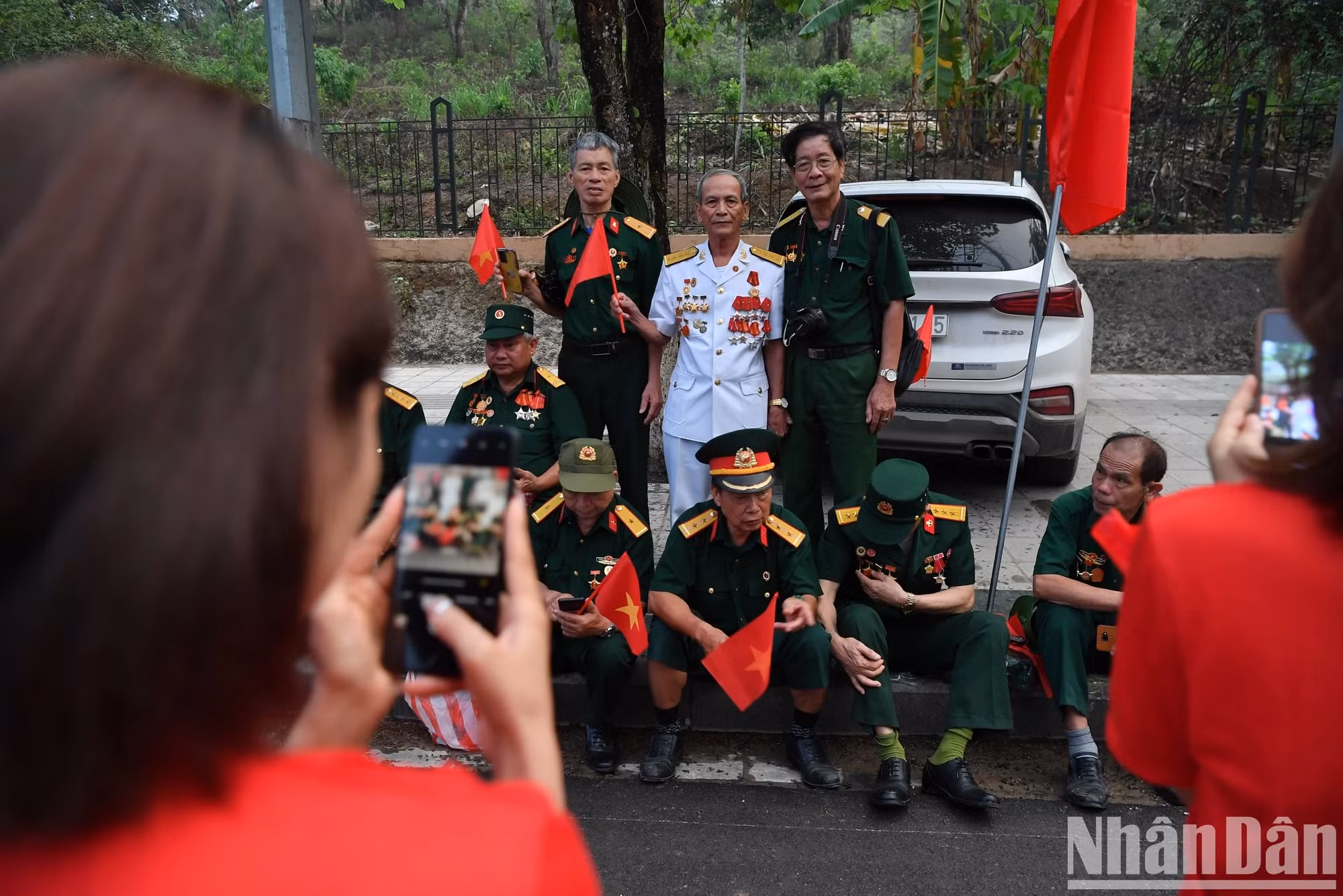 各位老战士利用这个机会捕捉特殊时刻。