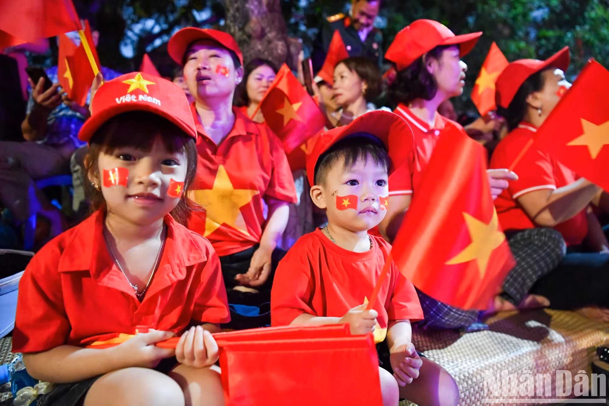 奠边府市的街道上逐渐编织出一片旗海。