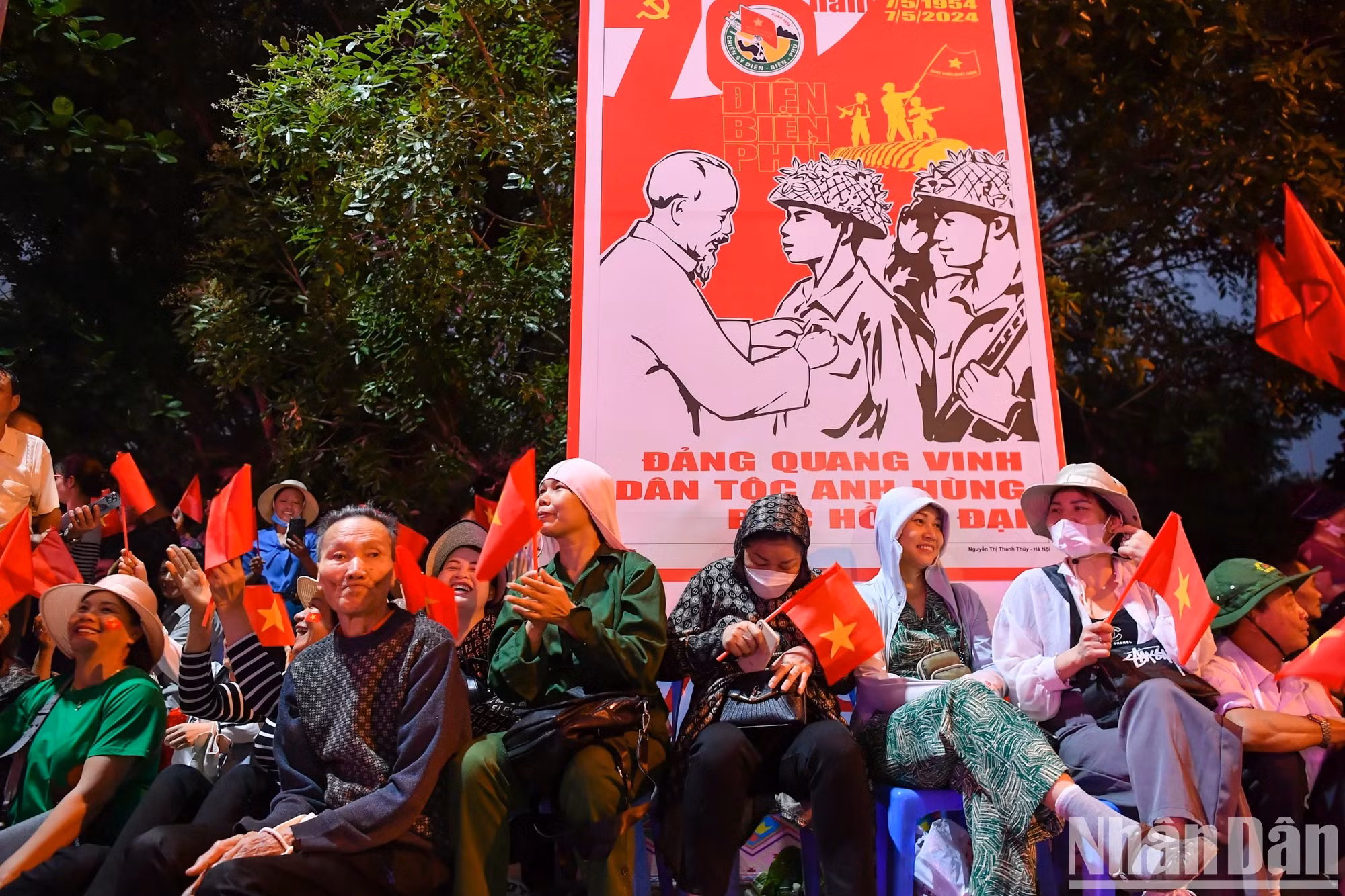 在这个重要的早晨，喜悦而兴奋是当地人民和游客的共同心情。