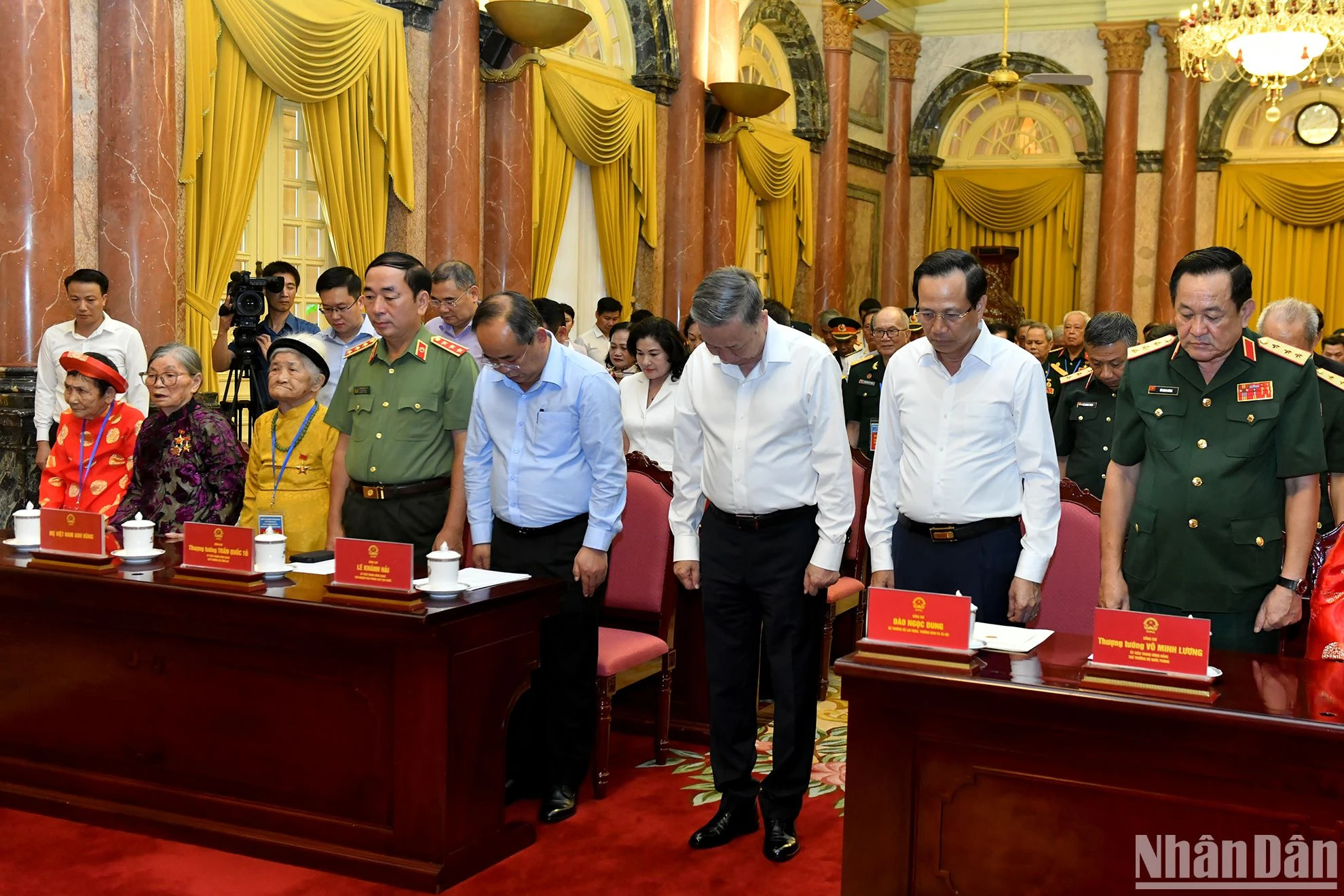 国家主席苏林同各位代表默哀一分钟，悼念越共中央总书记阮富仲。