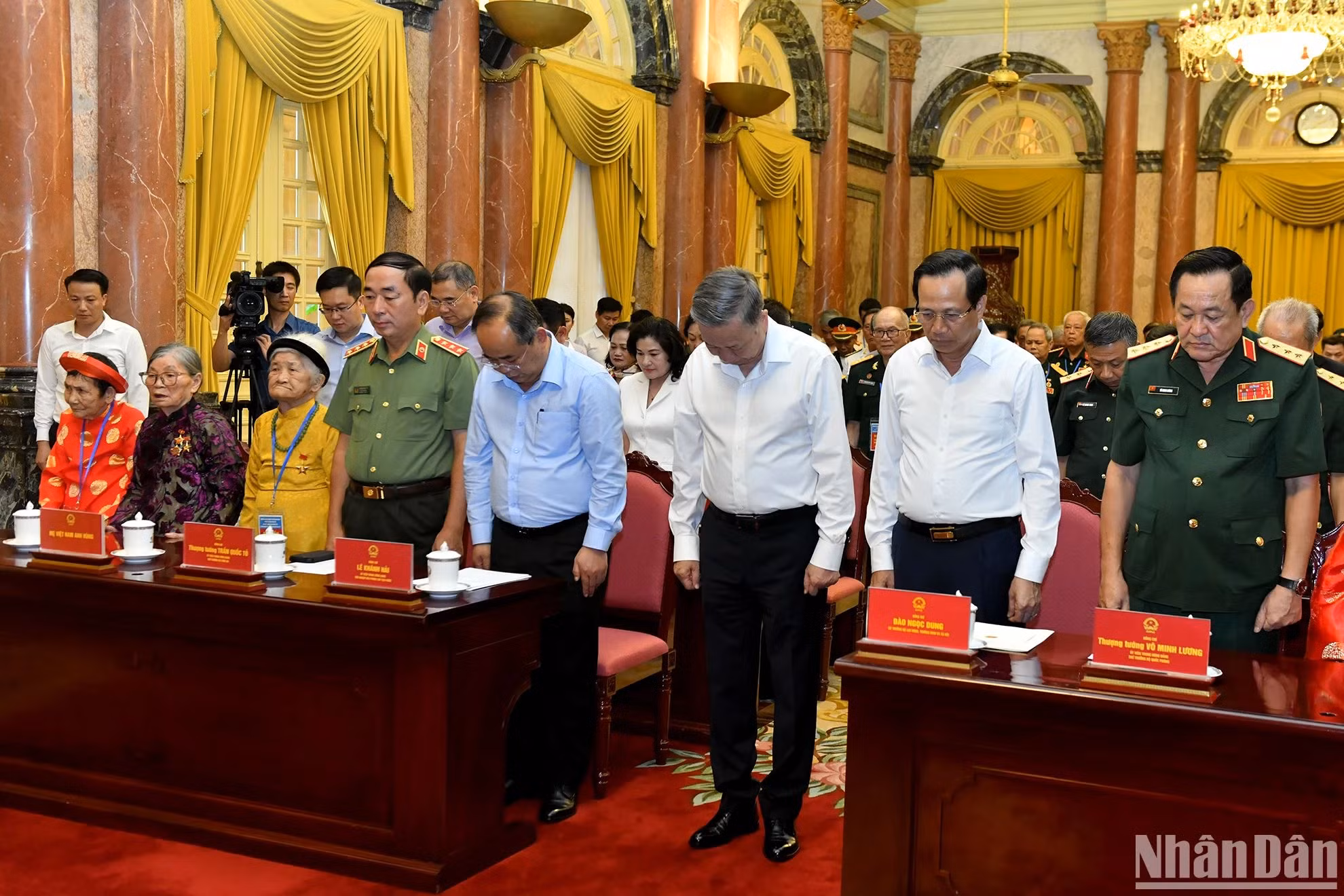 国家主席苏林同各位代表默哀一分钟，悼念越共中央总书记阮富仲。