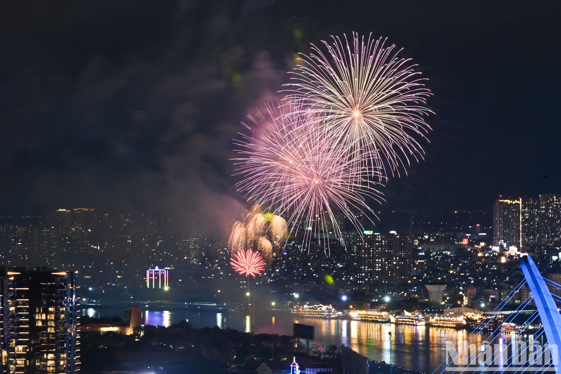 4月30日晚，胡志明市将从21时至21时15分举办烟花表演，其中高空烟花燃放点2处，低空烟花燃放点28处。