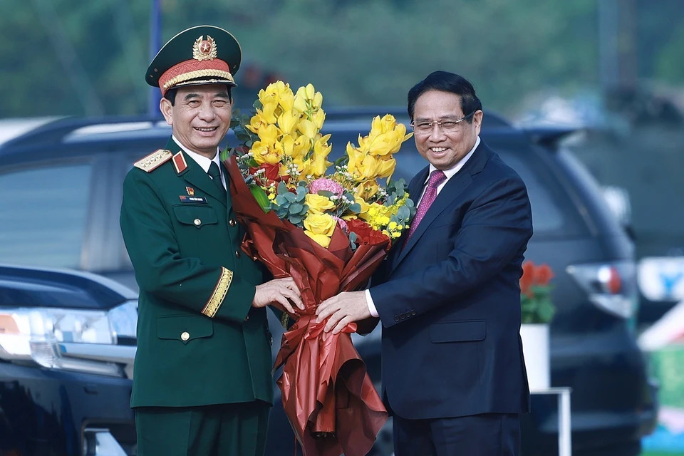 国防部部长潘文江大将迎接政府总理范明正出席了2024年越南国际防务展开幕式。