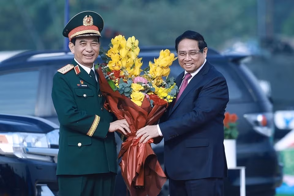 国防部部长潘文江大将迎接政府总理范明正出席了2024年越南国际防务展开幕式。