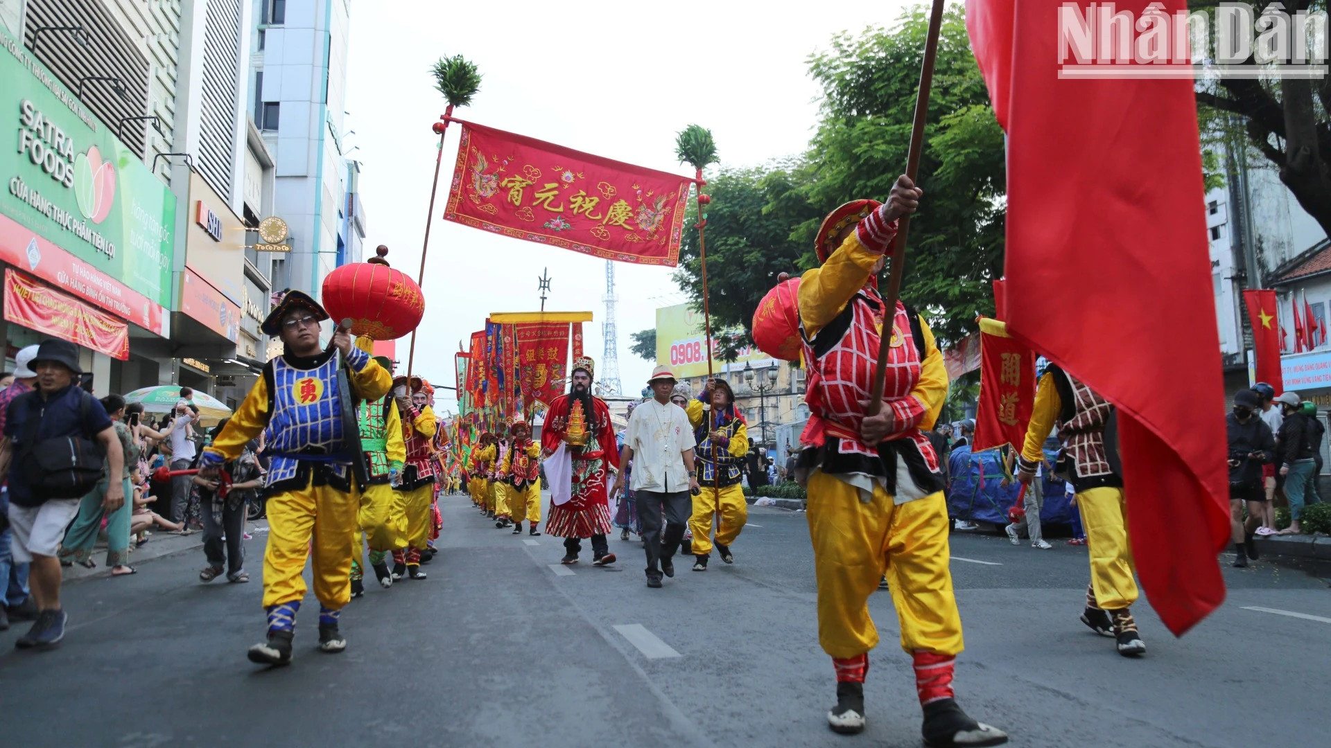 第五郡的元宵节游行是每年胡志明市元宵节的一项吸引众多居民和游客体验的活动。 第五郡的元宵节游行是每年胡志明市元宵节的一项吸引众多居民和游客体验的活动。