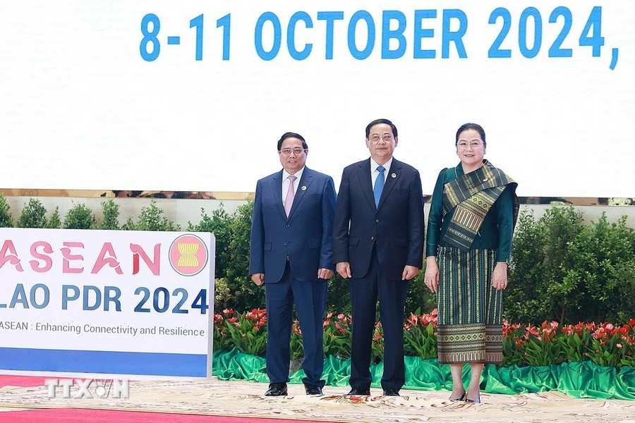 老挝总理、2024年东盟轮值主席宋赛·西潘敦及夫人欢迎越南政府总理范明正出席第44届东盟峰会开幕式。 老挝总理、2024年东盟轮值主席宋赛·西潘敦及夫人欢迎越南政府总理范明正出席第44届东盟峰会开幕式。