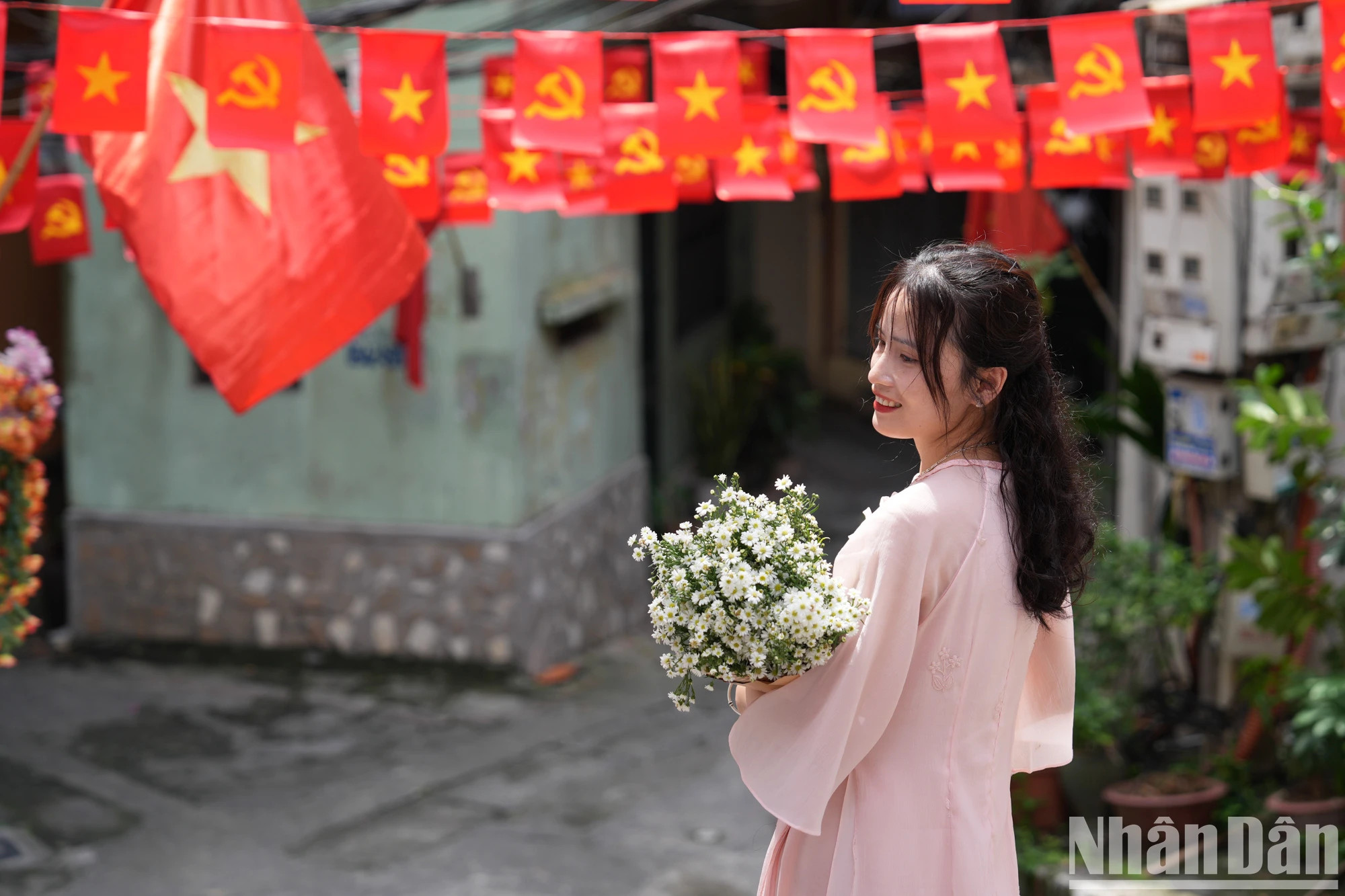 这也是河内一年中最美的时节，秋天的金色阳光和独立日的色彩缤纷。