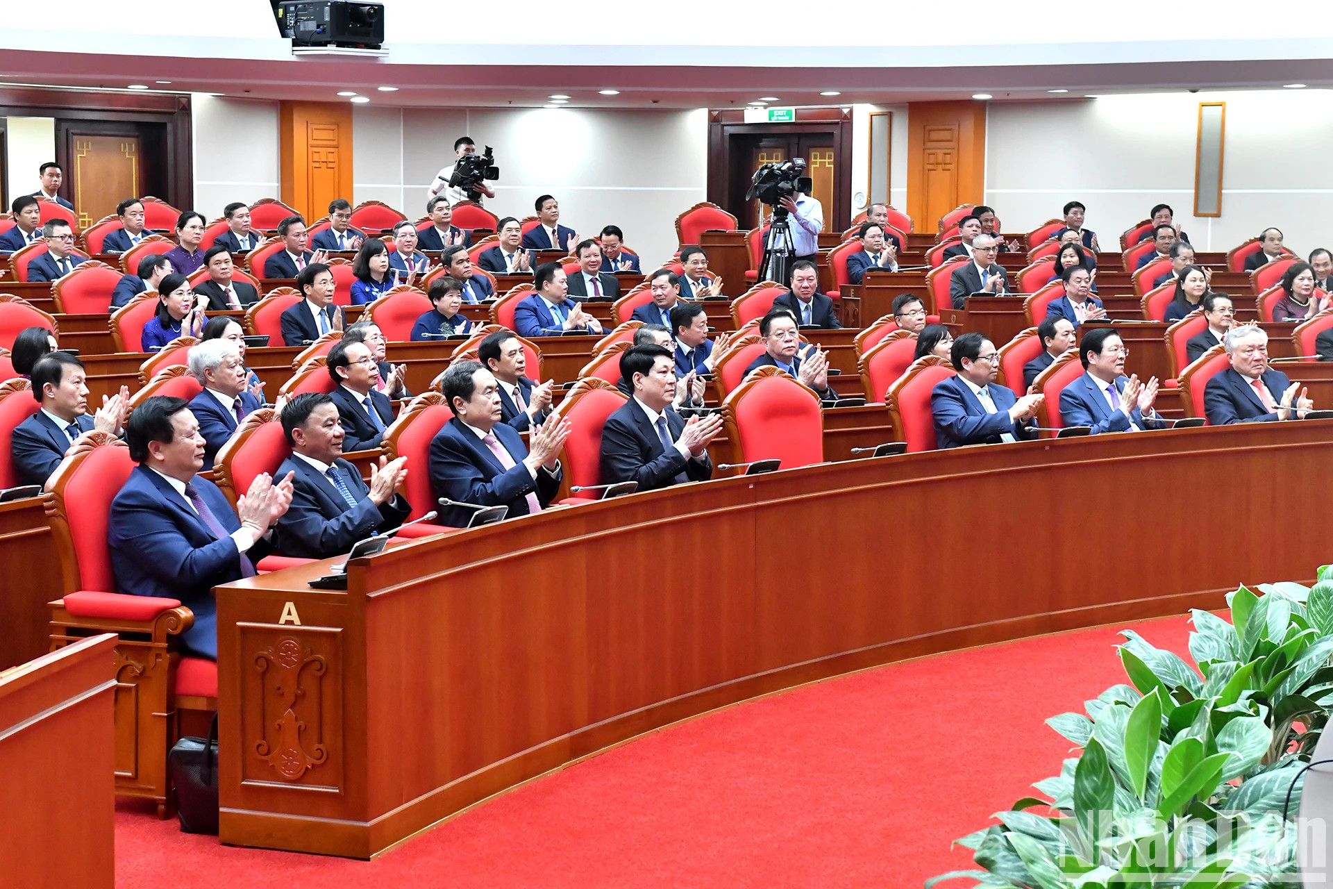 党和国家领导人和代表出席闭幕式。