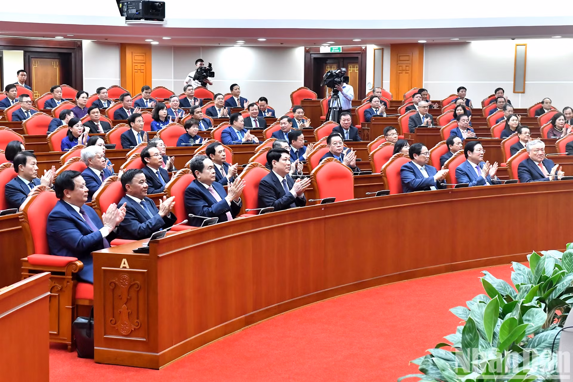 党和国家领导人和代表出席闭幕式。