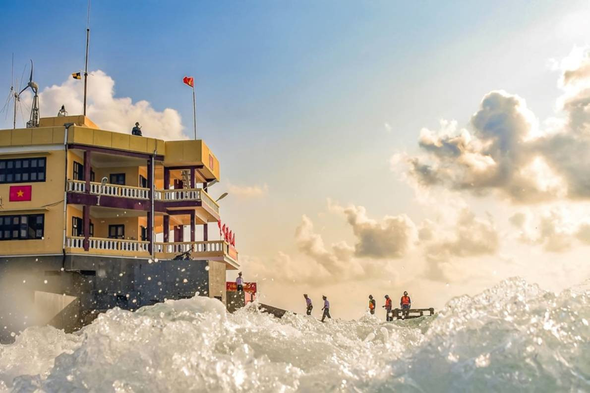 国旗在海浪之上飘扬。(图片来源:《人民军队报》) 国旗在海浪之上飘扬。(图片来源:《人民军队报》)