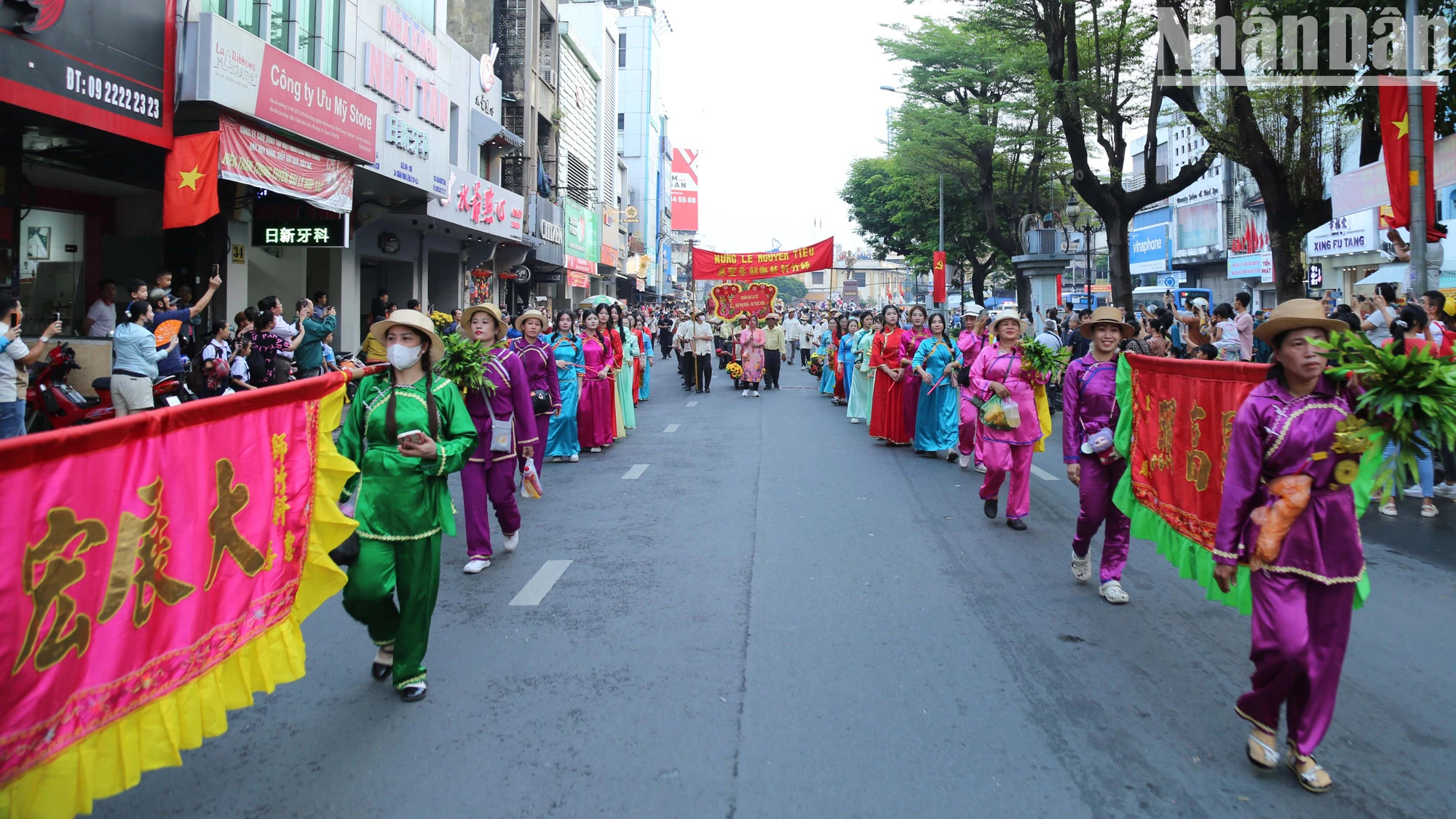 元宵节是世界上华人的重要传统节日之一。 元宵节是世界上华人的重要传统节日之一。
