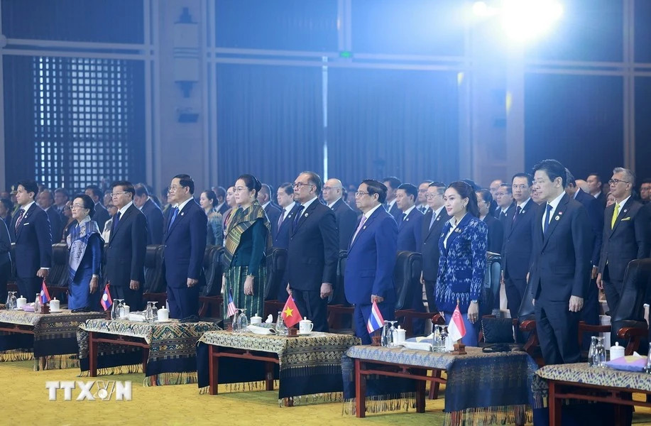 老挝总理、2024年东盟轮值主席宋赛·西潘敦及夫人欢迎越南政府总理范明正出席第44届东盟峰会开幕式。 老挝总理、2024年东盟轮值主席宋赛·西潘敦及夫人欢迎越南政府总理范明正出席第44届东盟峰会开幕式。