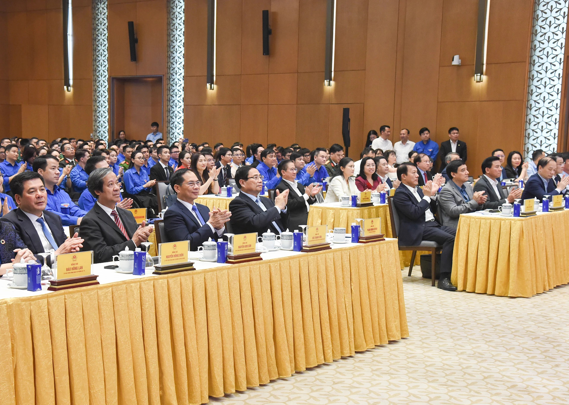 对话会场景。 对话会场景。