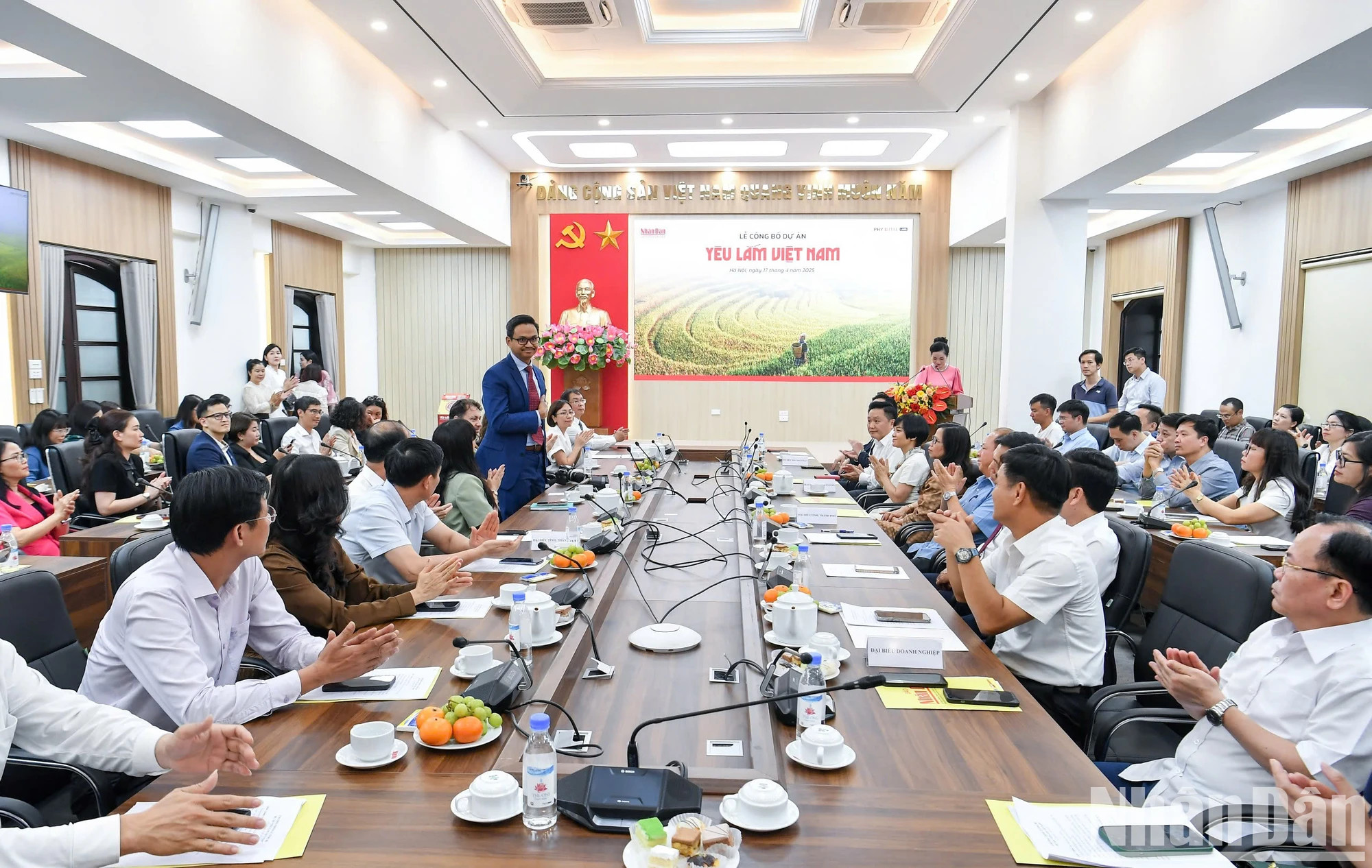 发布仪式场景。