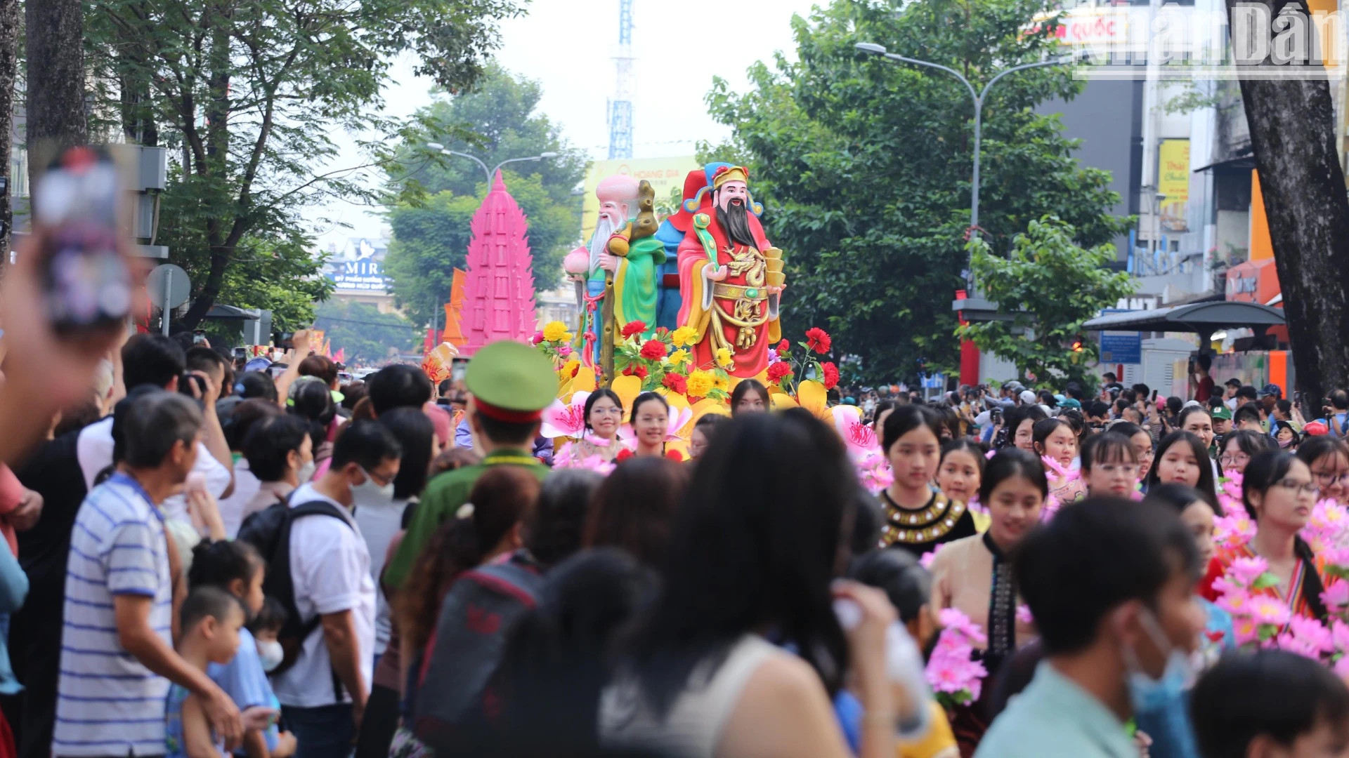 该活动吸引了大批民众和游客,特别是华人社区的热情参与。 该活动吸引了大批民众和游客,特别是华人社区的热情参与。