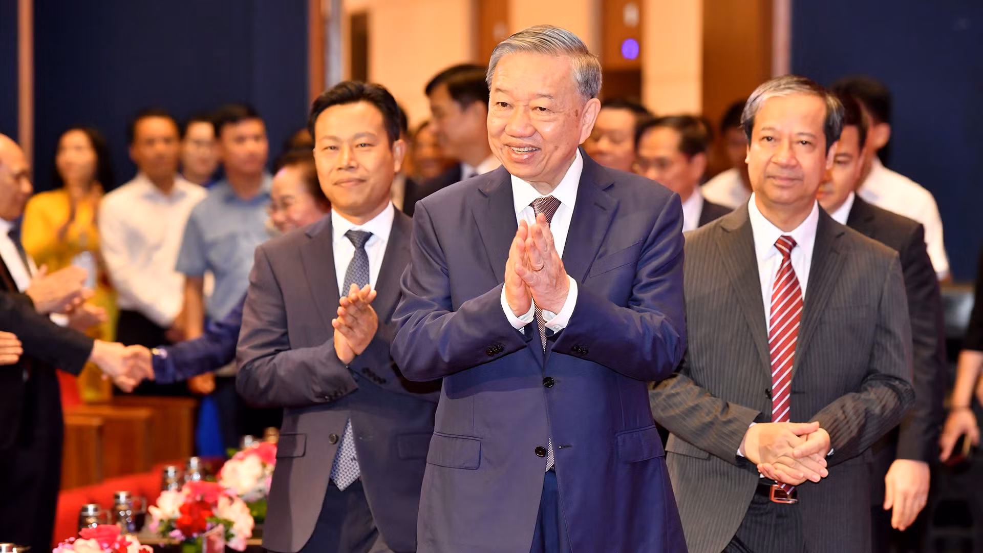 越共中央总书记苏林会见模范教师和教育管理干部代表【组图】