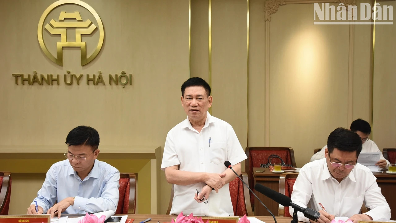 财政部部长胡德福在会上发表讲话。 财政部部长胡德福在会上发表讲话。