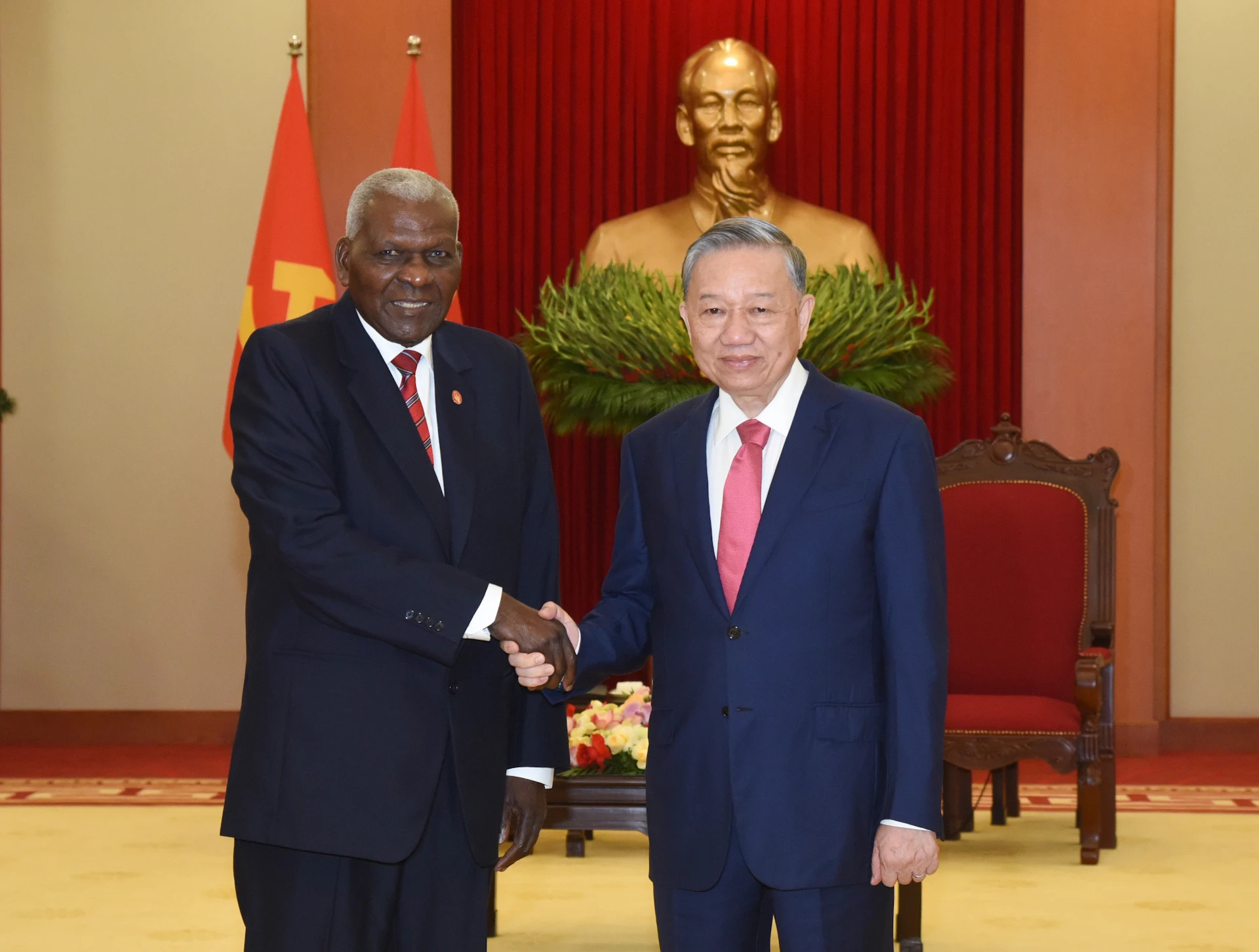 越共中央总书记苏林与古巴全国人民政权代表大会主席埃斯特万。