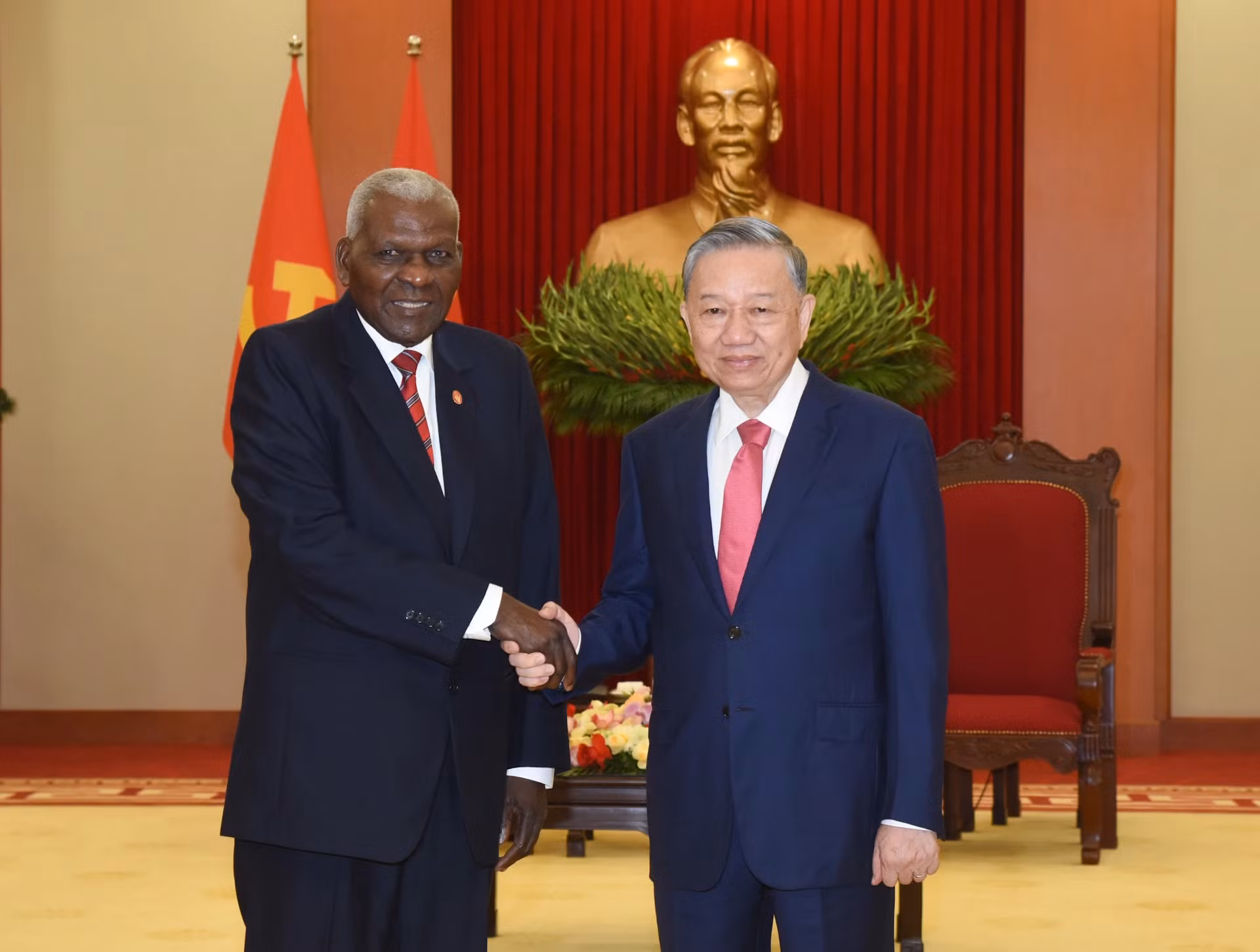 越共中央总书记苏林与古巴全国人民政权代表大会主席埃斯特万。