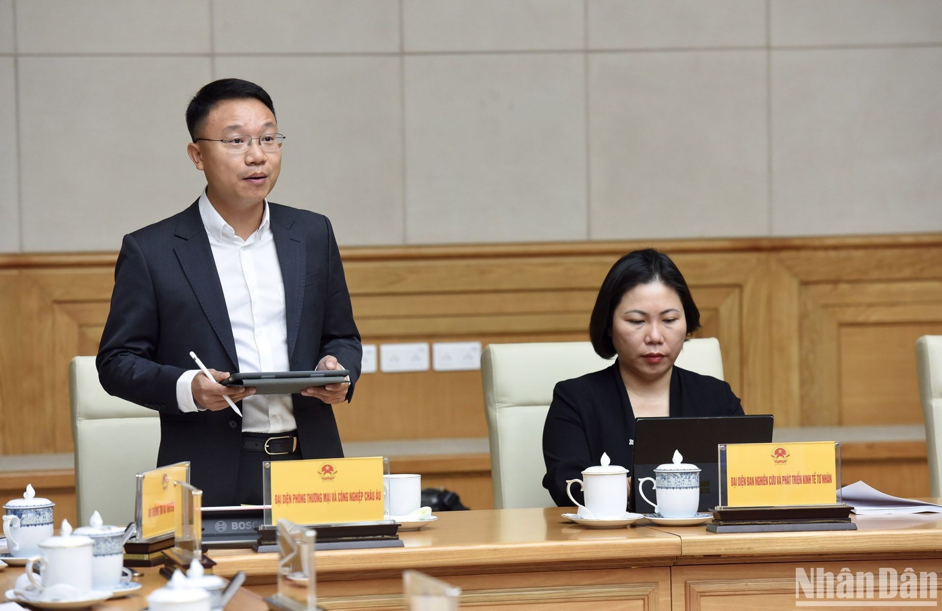 越南欧洲商会代表在会上发言。