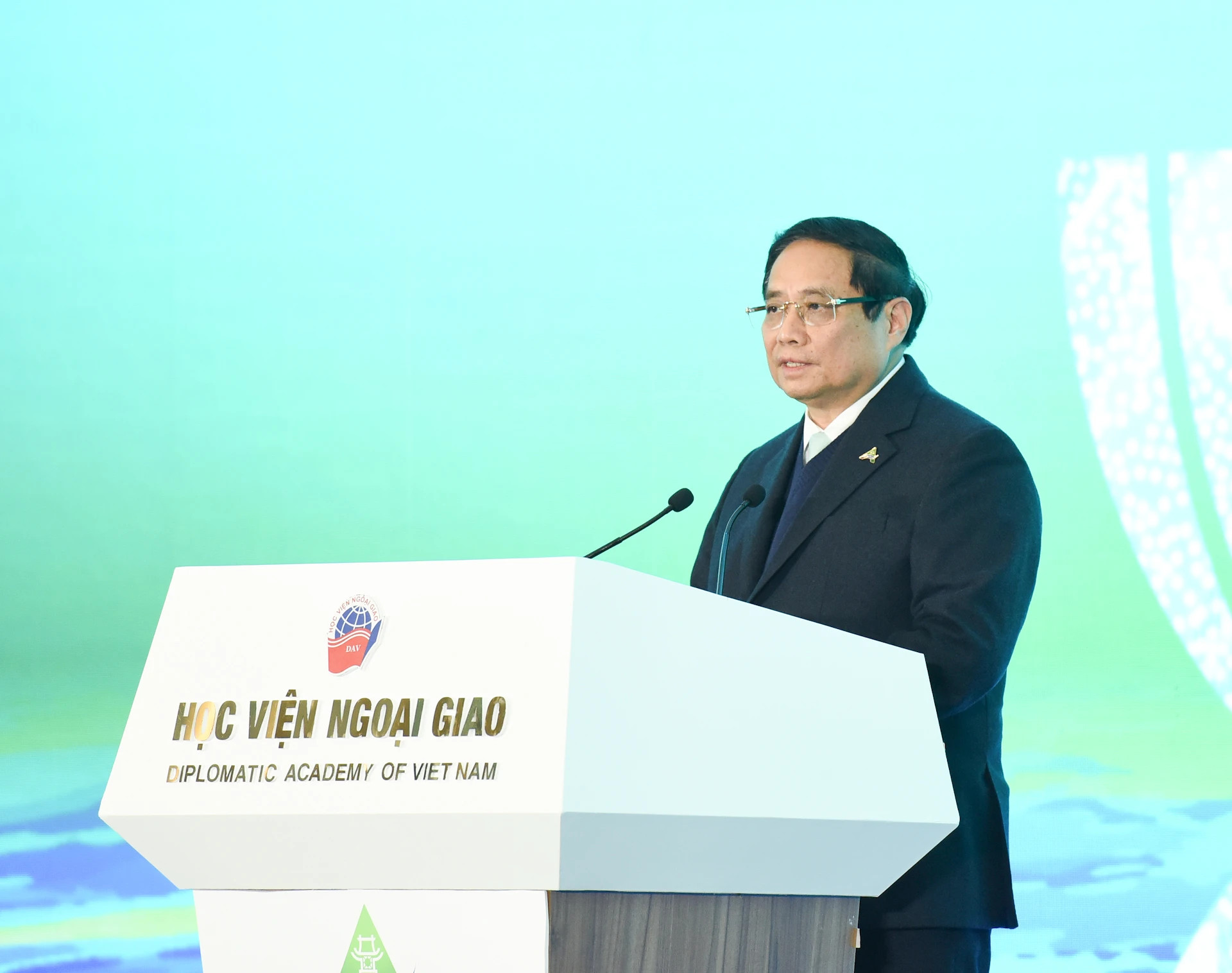 范明正总理在论坛上发表讲话。