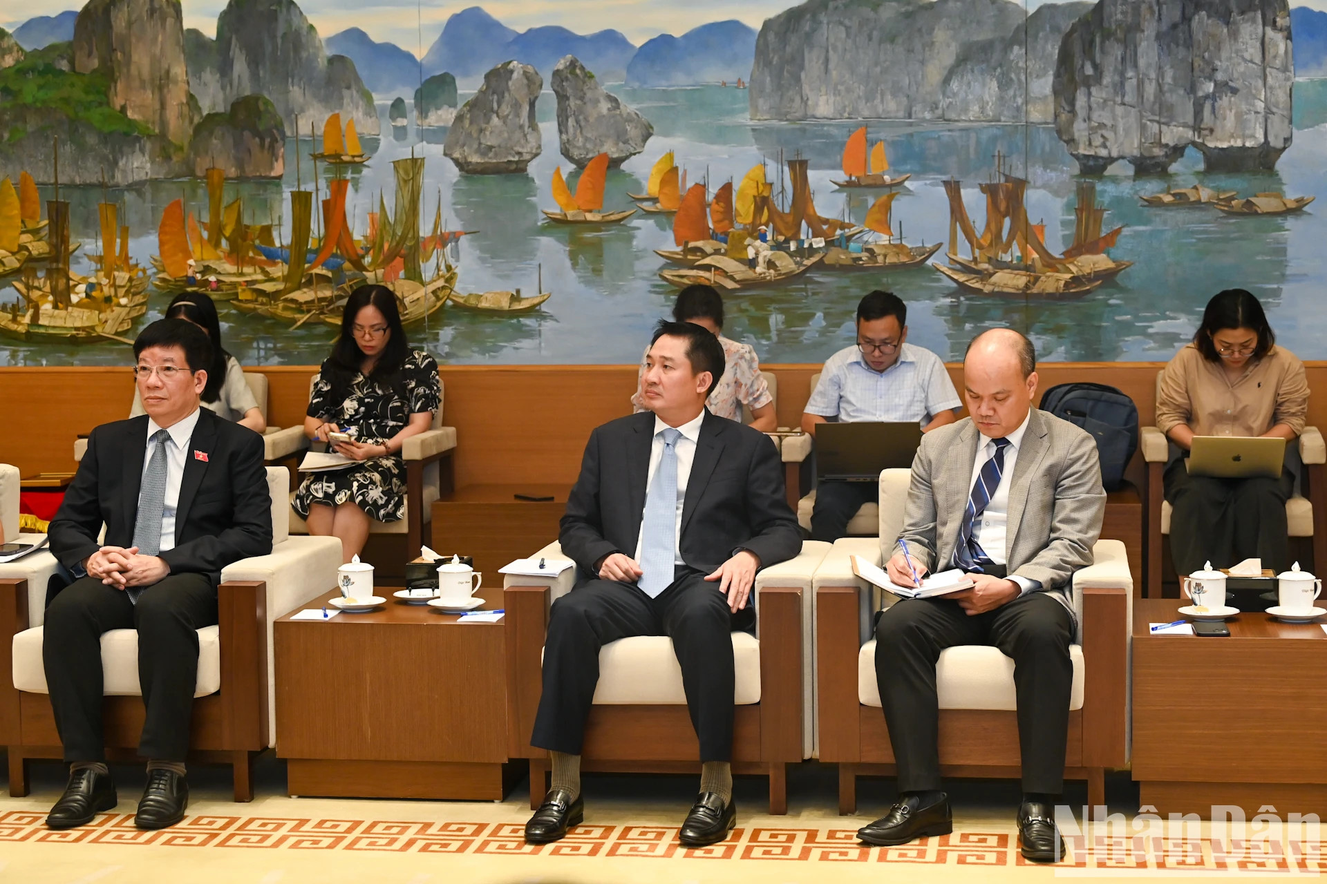 越南代表出席会见。