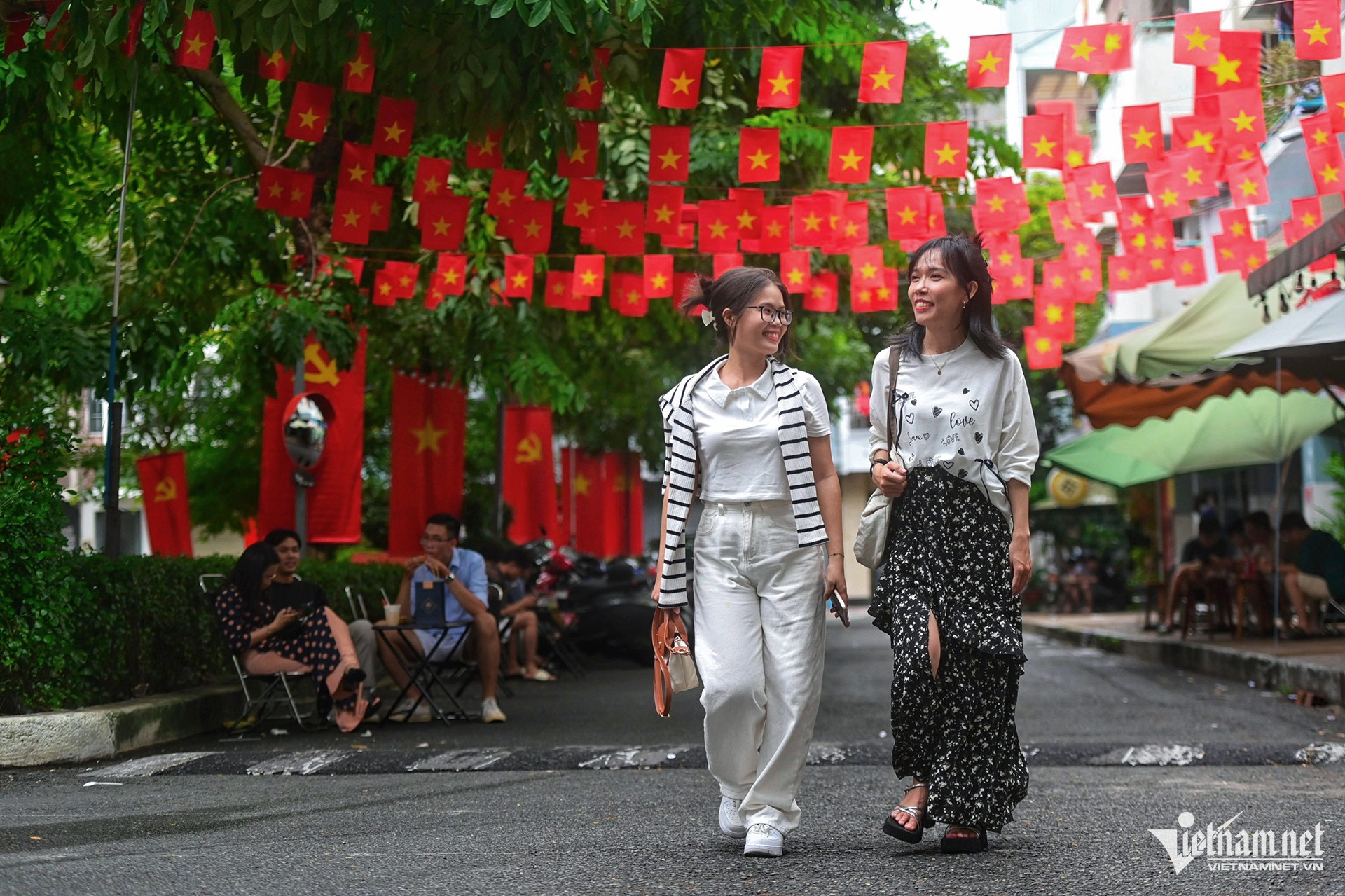 胡志明市许多住宅区的入口处都悬挂着旗帜，营造出与平常不同的形象。（阮化 摄）