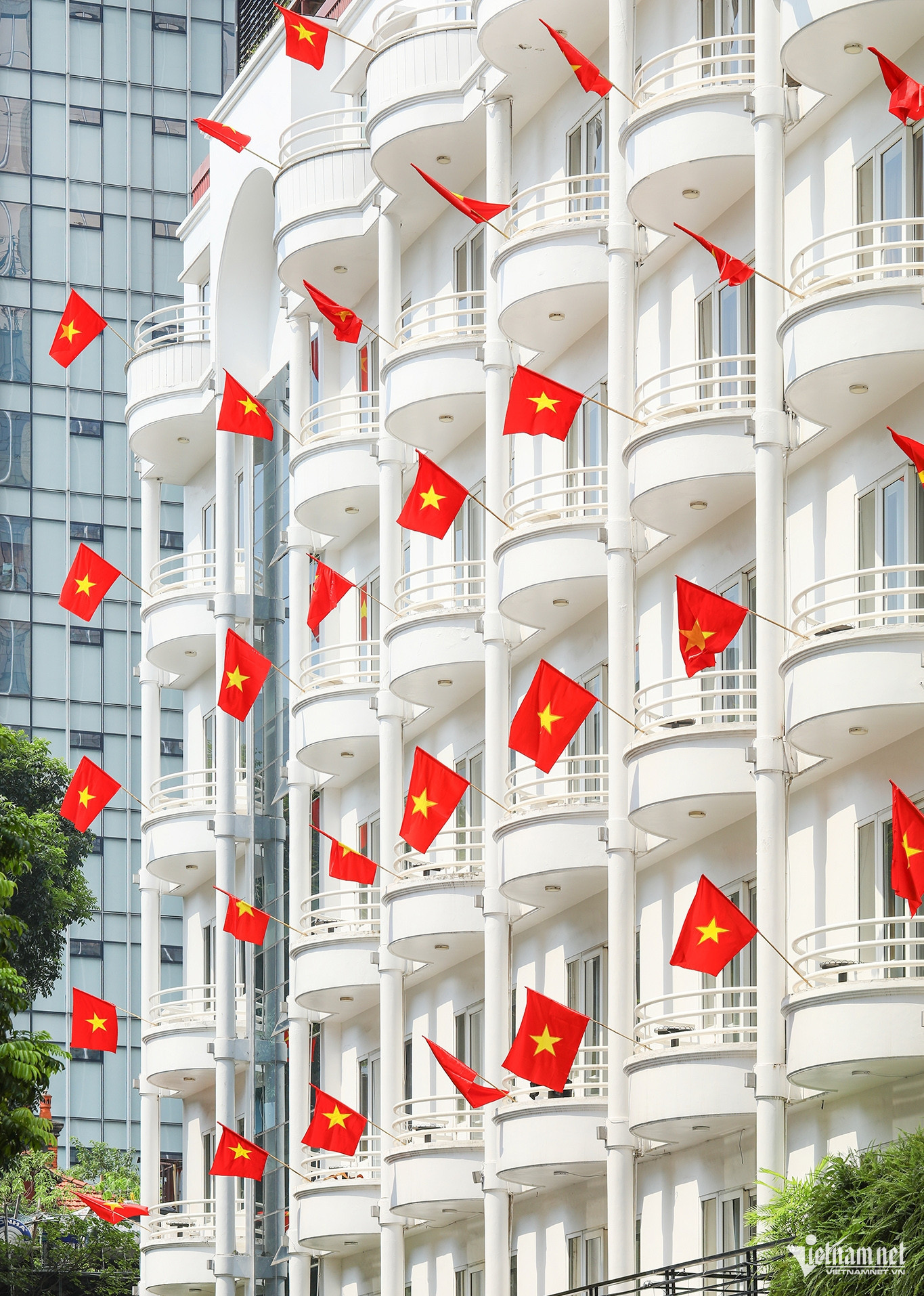 河内市还剑郡的一家酒店的每个阳台上都悬挂着一面旗帜。（武明军 摄）