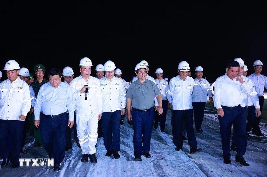 范明正总理视察了越南石油技术服务公司（PTSC）的技术补给与能源产业中心。