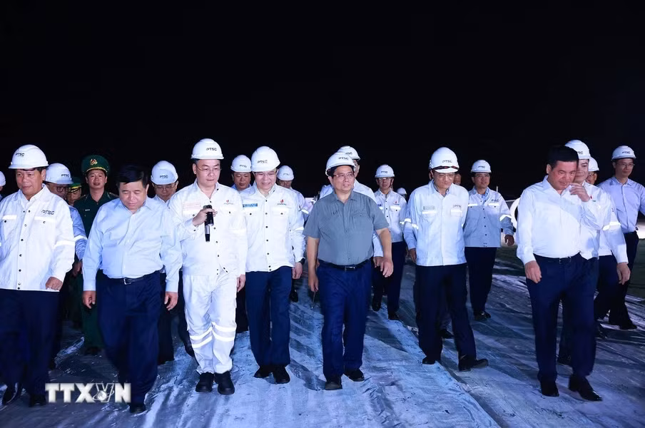 范明正总理视察了越南石油技术服务公司（PTSC）的技术补给与能源产业中心。