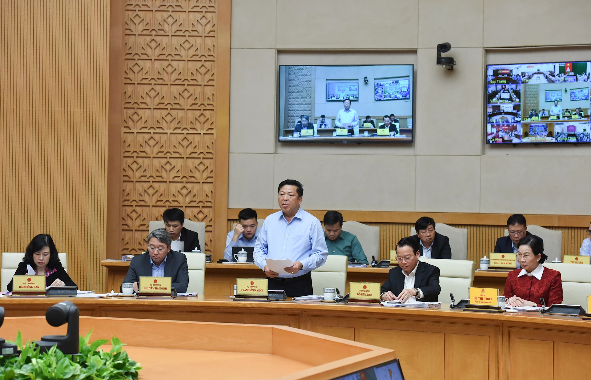 越南建设部部长陈红明在会上发表讲话。