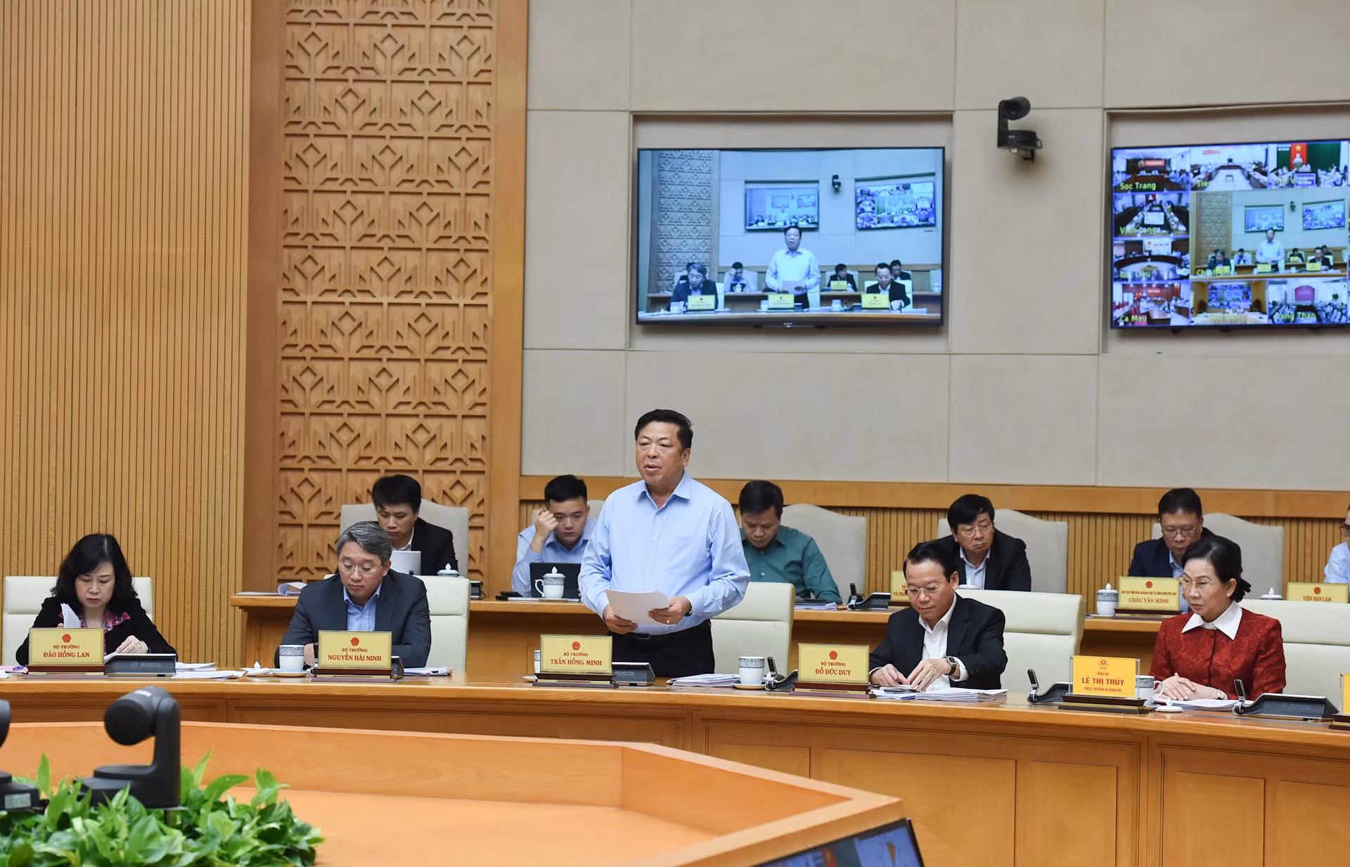 越南建设部部长陈红明在会上发表讲话。
