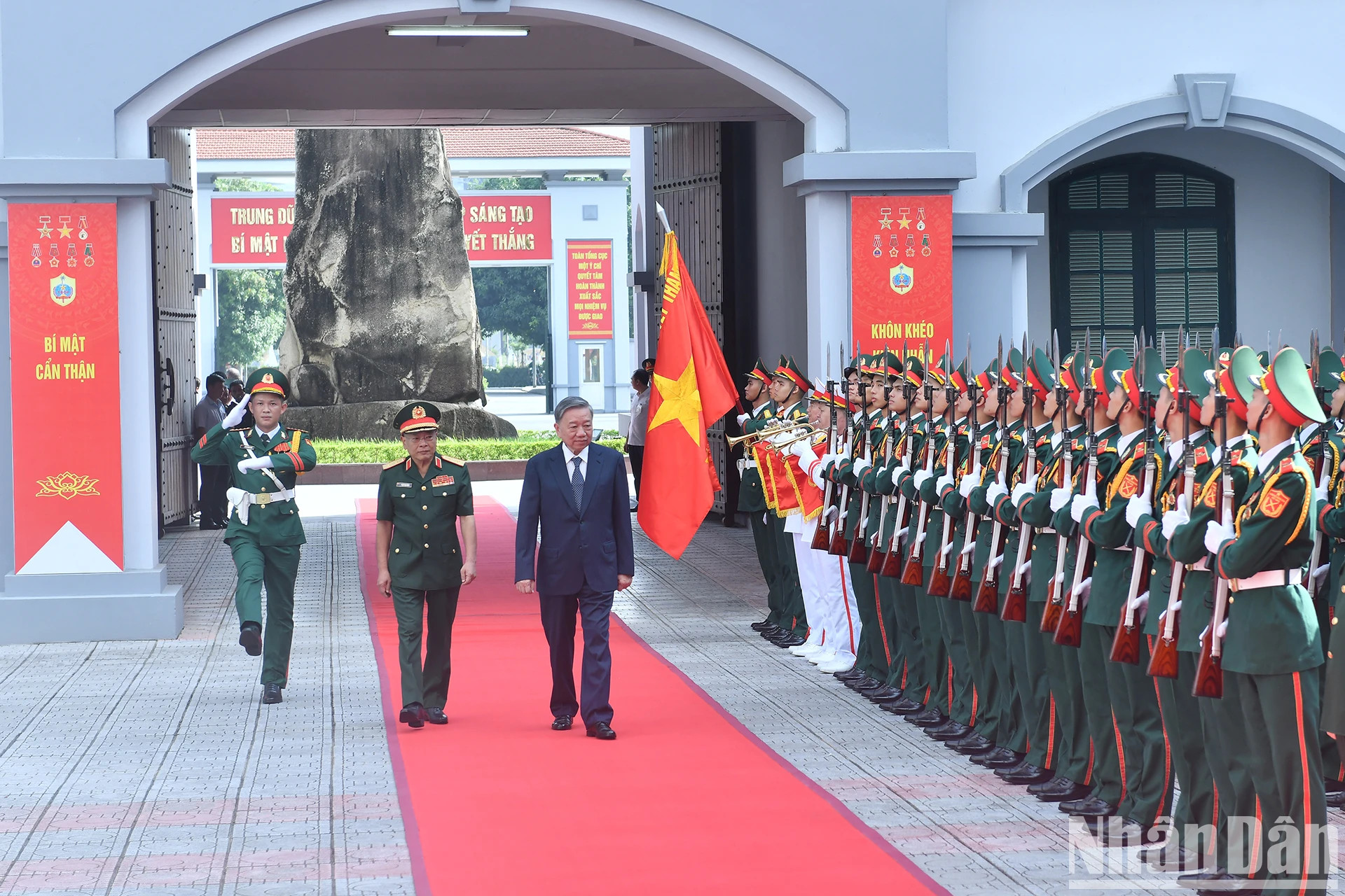 苏林总书记、国家主席检阅越南人民军仪仗队。