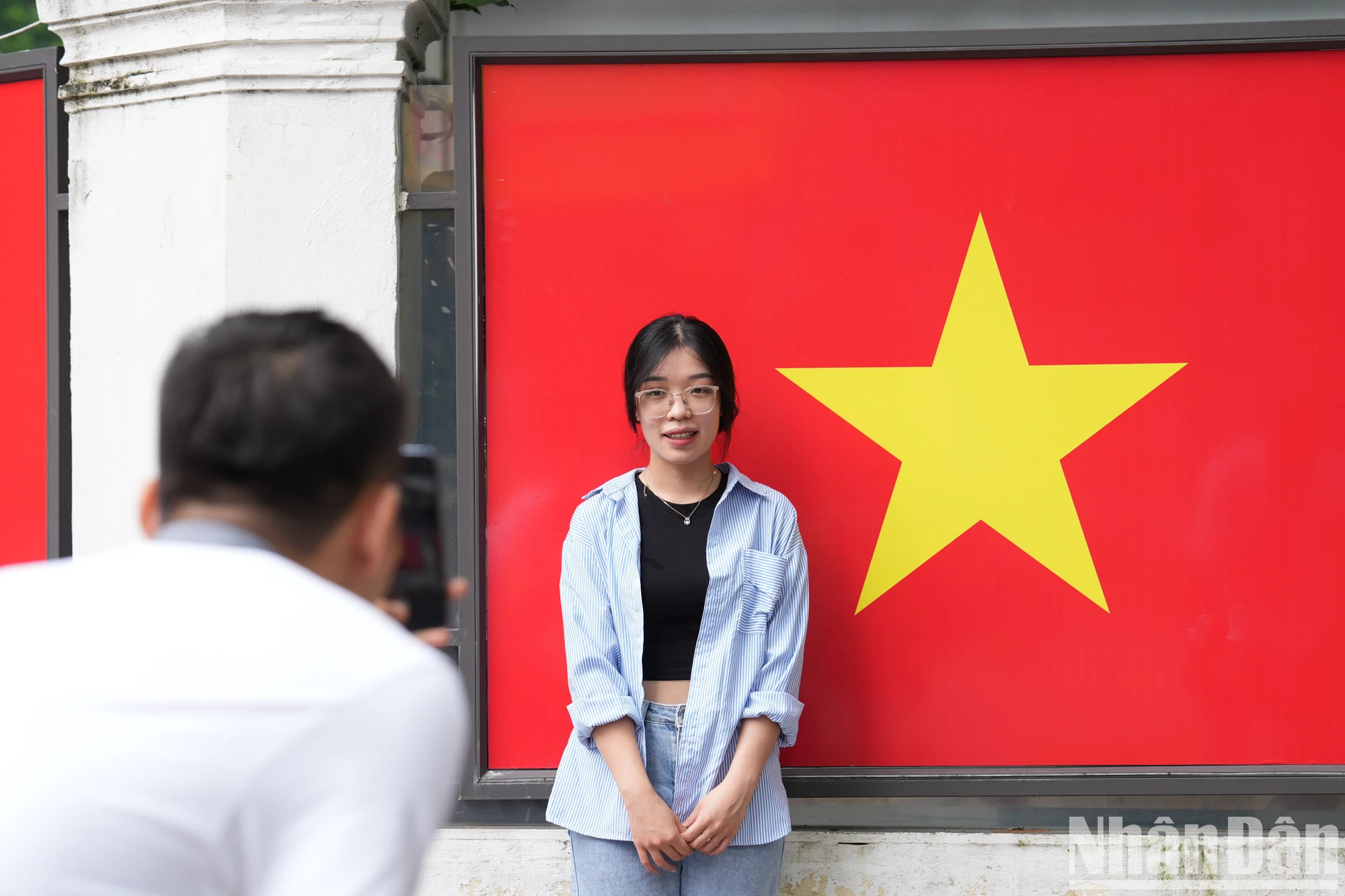 河内街头飘扬着红旗。