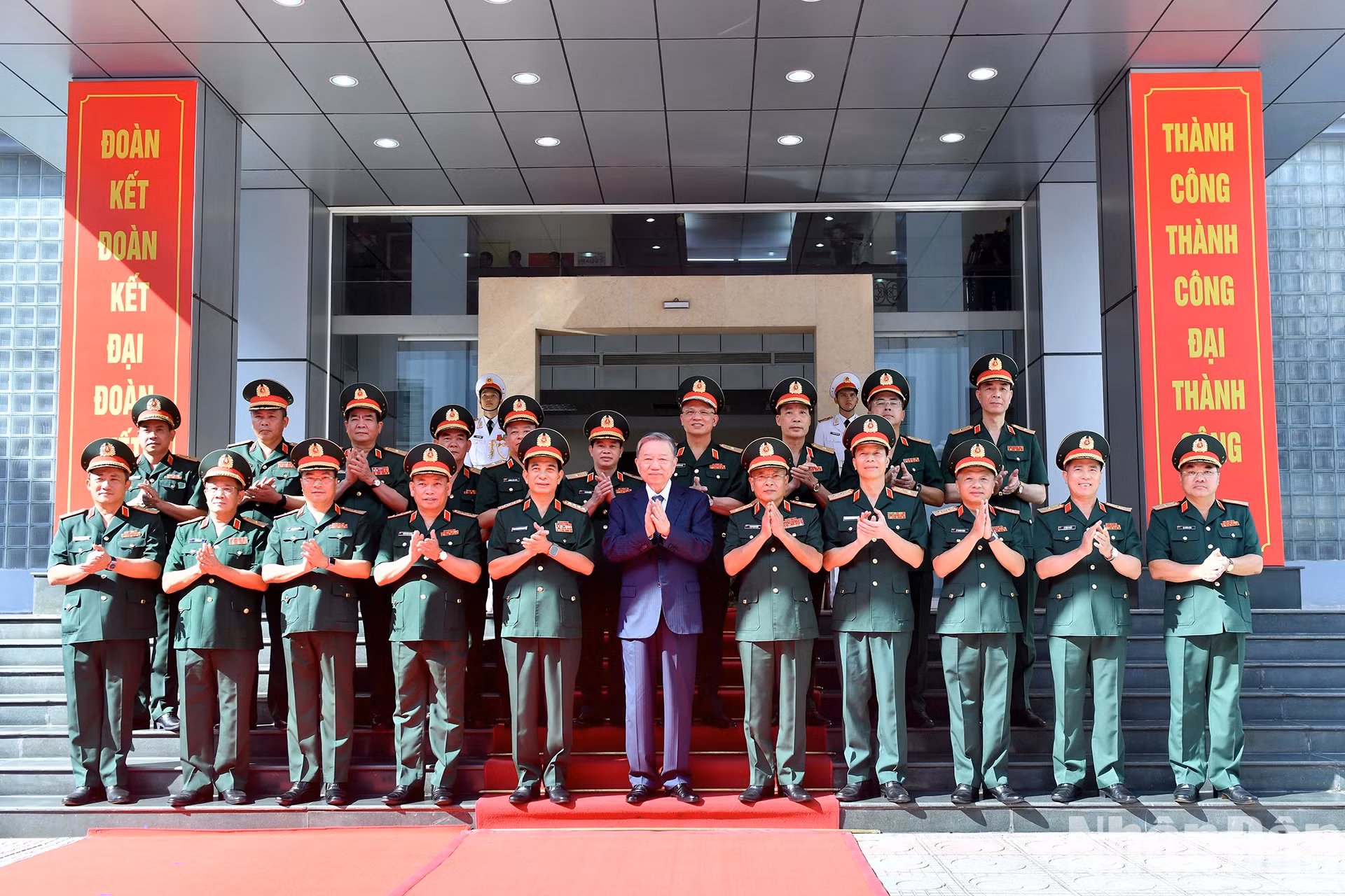 苏林总书记、国家主席与各位代表合影。