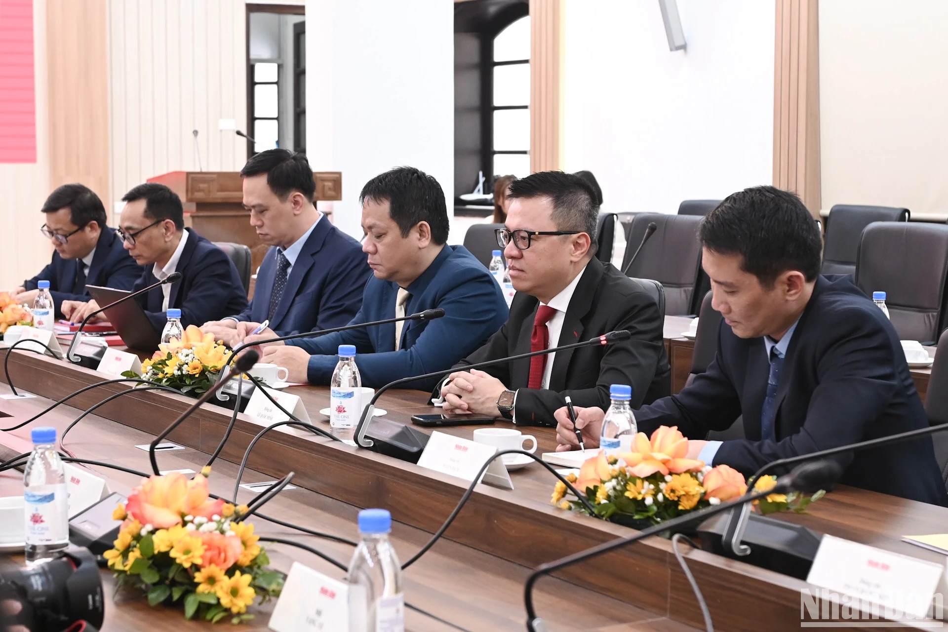 越南《人民报》社代表出席会见。 越南《人民报》社代表出席会见。