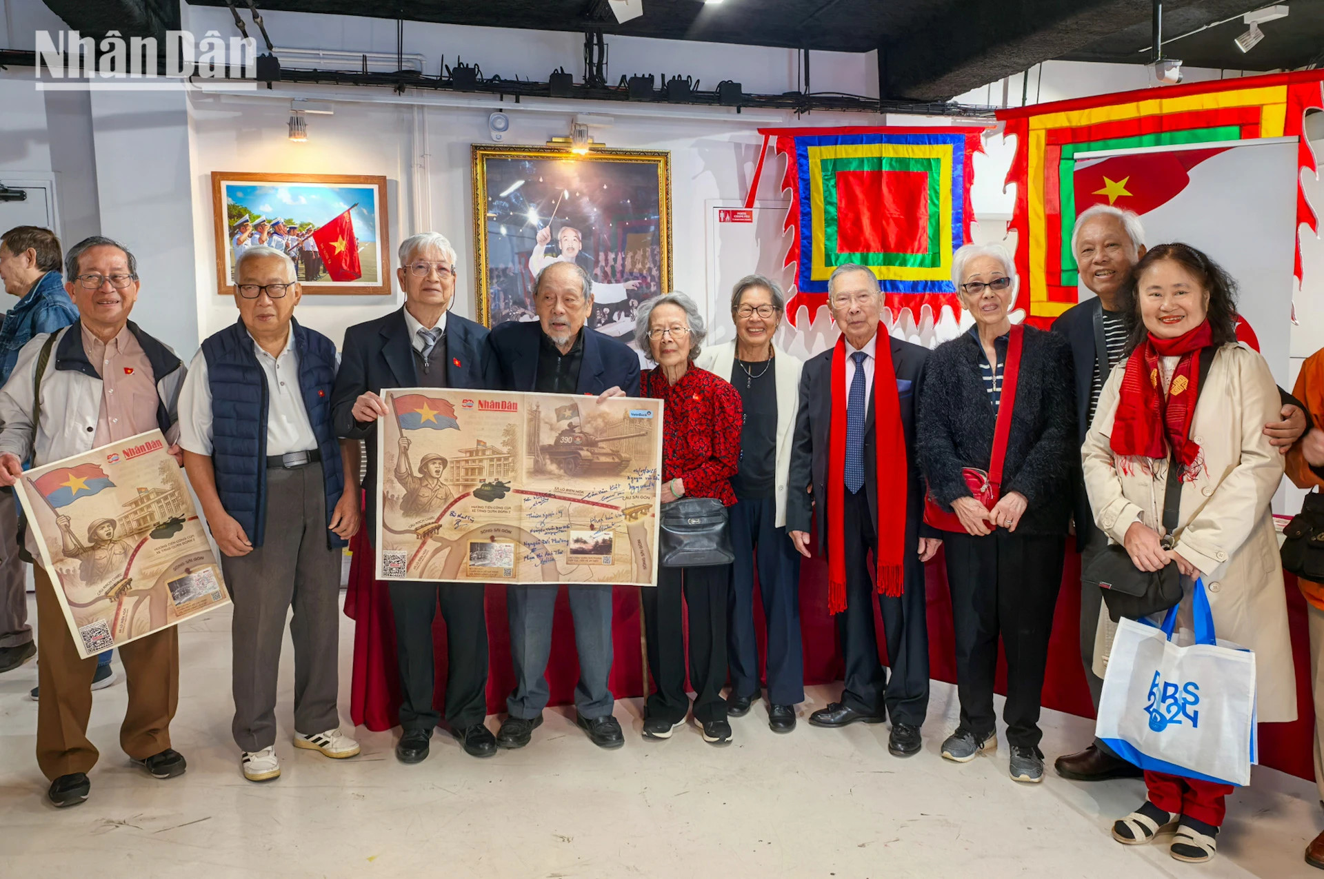 旅法越南人通过《人民报》纪念越南南方解放、国家统一50周年特别副刊回顾历史。 旅法越南人通过《人民报》纪念越南南方解放、国家统一50周年特别副刊回顾历史。