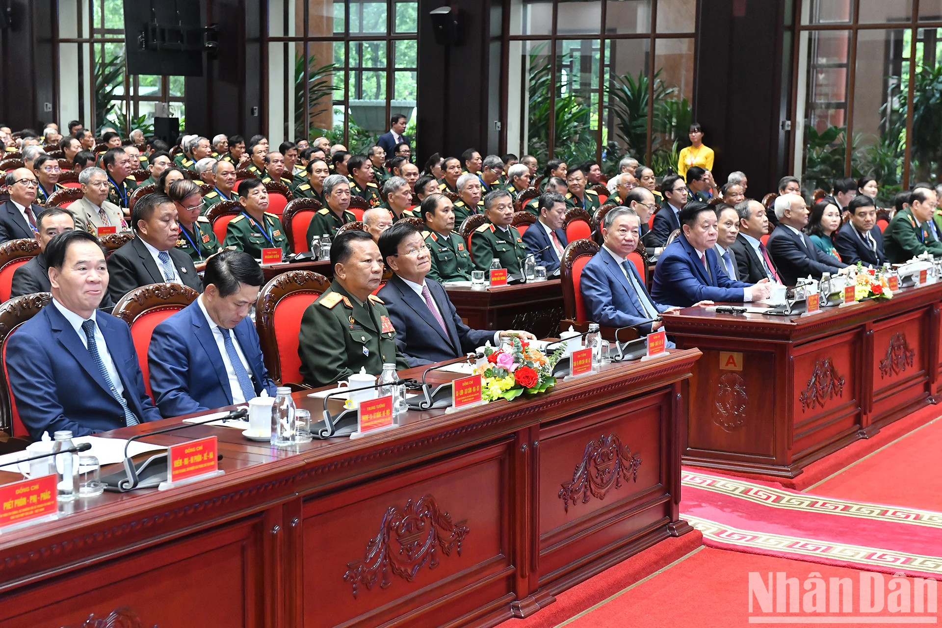 越共中央总书记、国家主席苏林与老挝人民革命党中央总书记、国家主席通论·西苏里和各位代表。 越共中央总书记、国家主席苏林与老挝人民革命党中央总书记、国家主席通论·西苏里和各位代表。